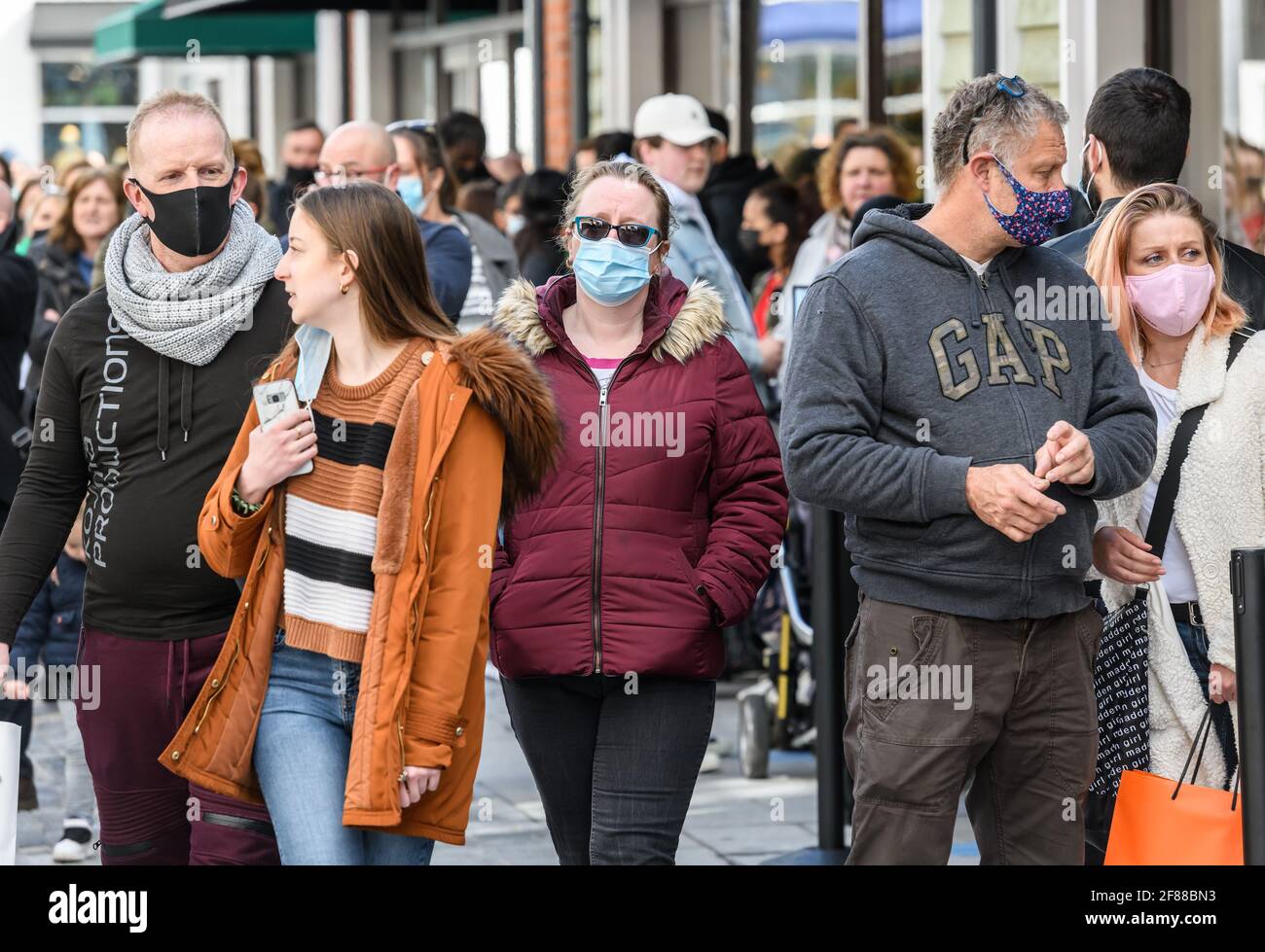 Cannock, Staffordshire, Regno Unito. 12 Aprile 2021. La folla di acquirenti al McArthurGlen Designer Outlet di Cannock, Staffordshire, West Midlands, riapre per la prima volta i negozi non essenziali dopo il blocco. Picture by Credit: Simon Hadley/Alamy Live News Foto Stock