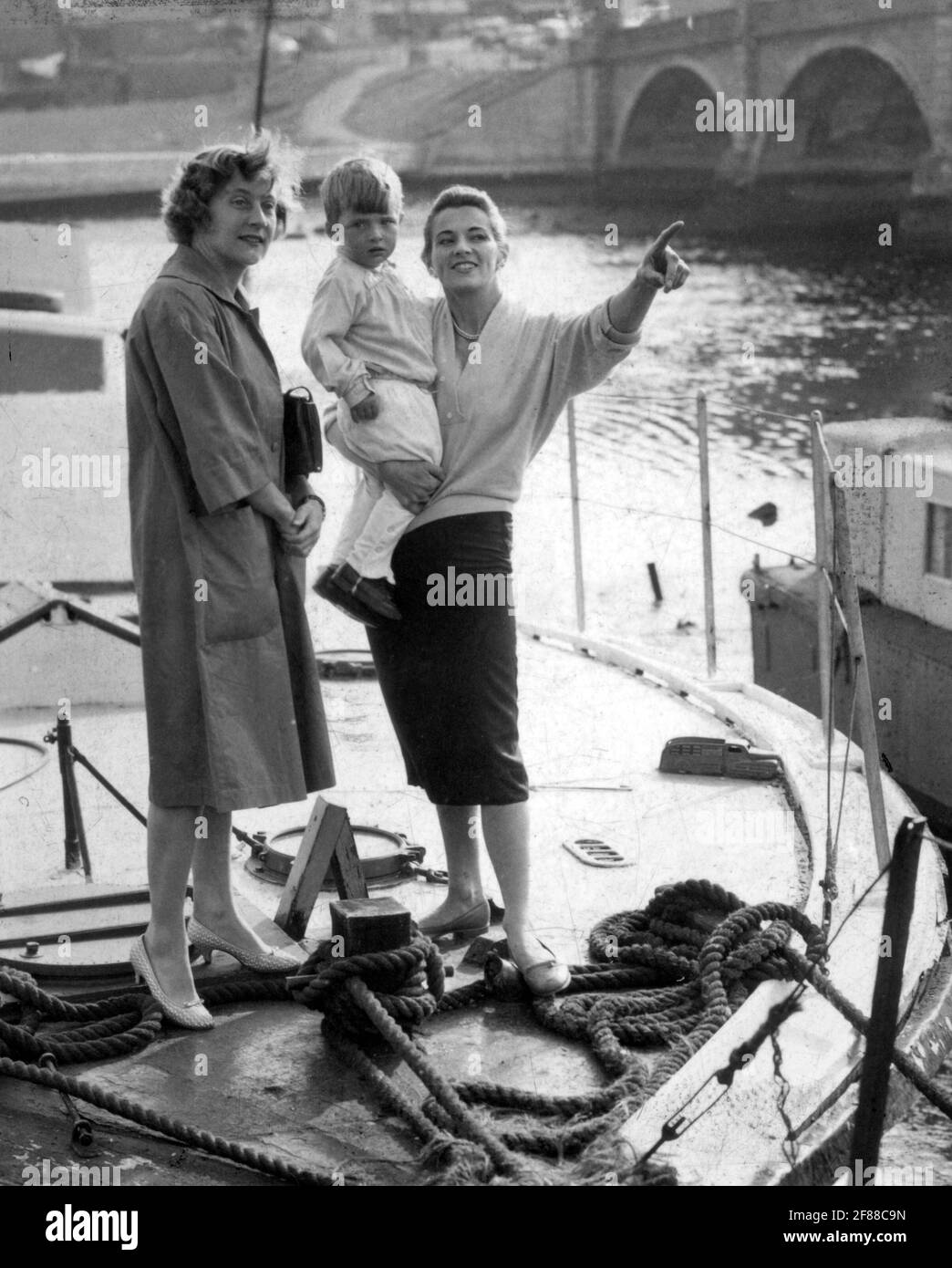 File foto datata 24/09/59 del candidato laburista Shirley Williams (a sinistra), la prima donna a contendersi un seggio parlamentare di Southampton, incontrando June Brown, moglie di un capomano costruttore, e suo figlio Jonathan a bordo della loro casa galleggiante Menton. L'ex ministro del governo e collega liberaldemocratico, la baronessa Williams di Crosby, è morta all'età di 90 anni, hanno detto i liberaldemocratici. Data di emissione: Lunedì 12 aprile 2021. Foto Stock