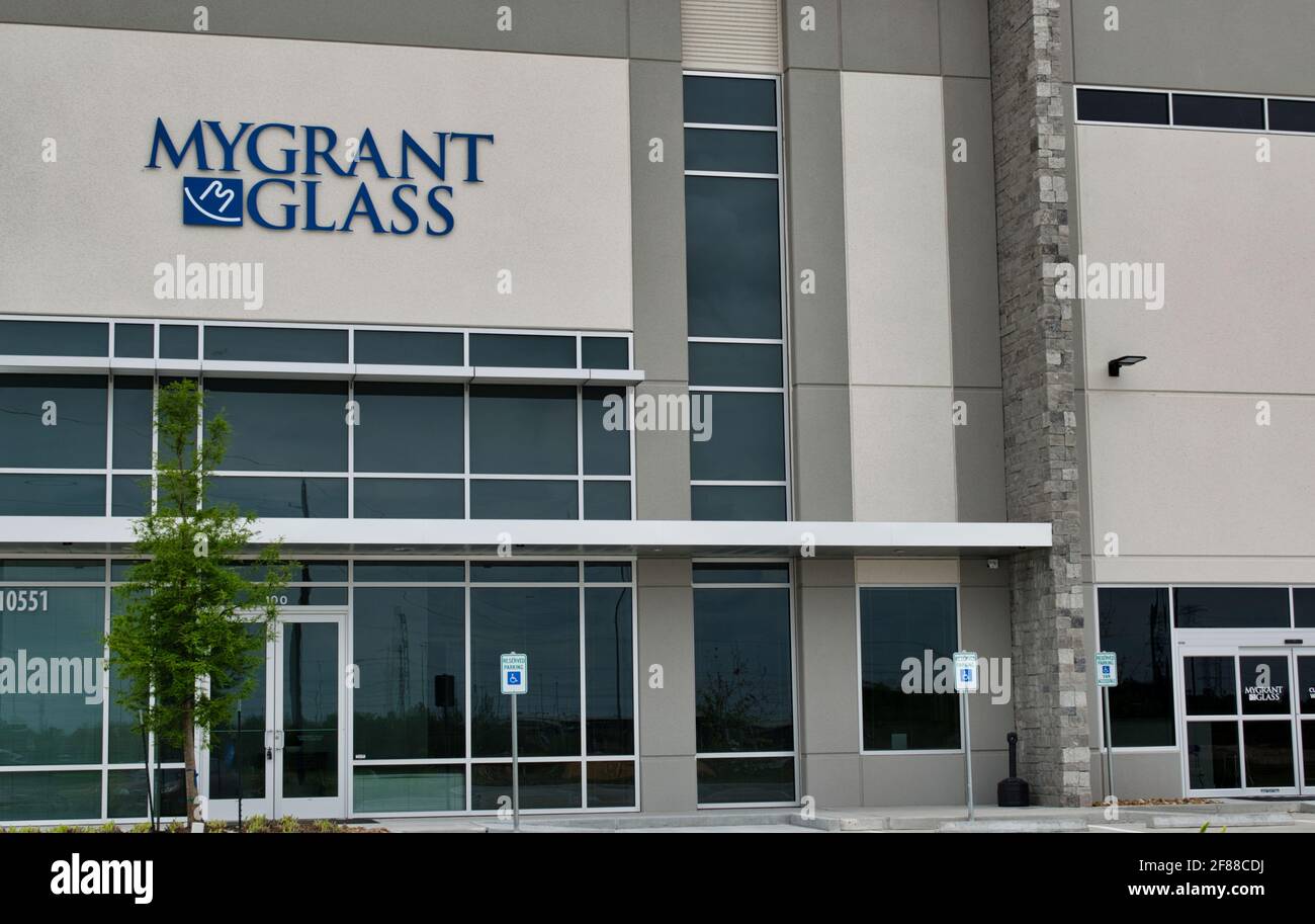 Houston, Texas USA 04-04-2021: MyGrant Glass edificio esterno ufficio a Houston, TX. Distributore all'ingrosso di vetro per auto, USA azienda est. 1926. Foto Stock