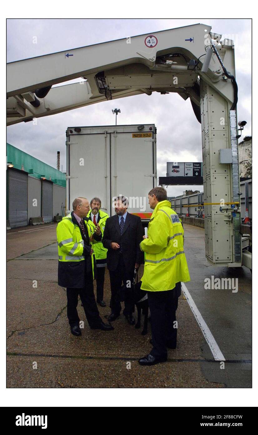 Schermata iniziale sec. David Blunkett, oggi ha visitato dover dove gli è stato spiegato l'uso di scanner a raggi X/gamma che assistevano gli ufficiali dell'immigrazione nel rilevare i partecipanti clandestini. Fu a dover per dare il via a nuove misure per migliorare il controllo dell'immigrazione.pic David Sandison 19/9/2001 Foto Stock