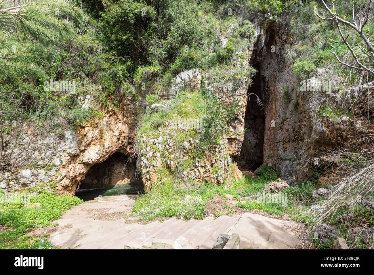 Ingresso alla grotta Mabaj, Libano Foto Stock