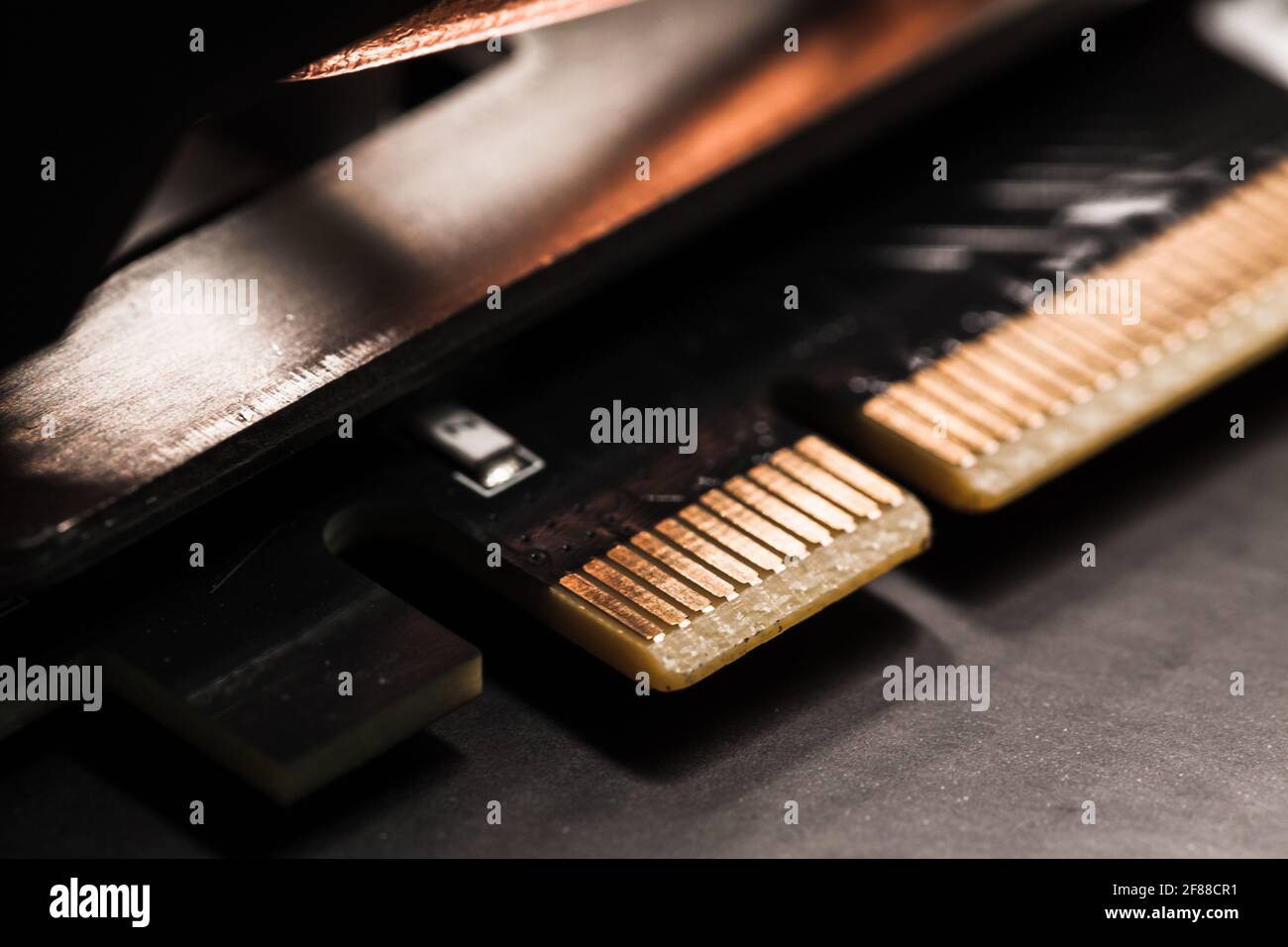Pin di connessione GPU PCI Express, foto in primo piano con messa a fuoco selettiva Foto Stock