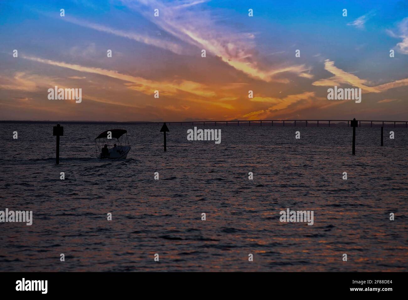 Sole che si affaccia sulle acque del Golfo del Messico in La Panhandle della Florida Foto Stock