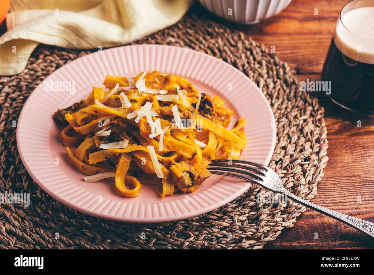 Porzione di Pasta di zucca con panna acida e funghi Foto Stock