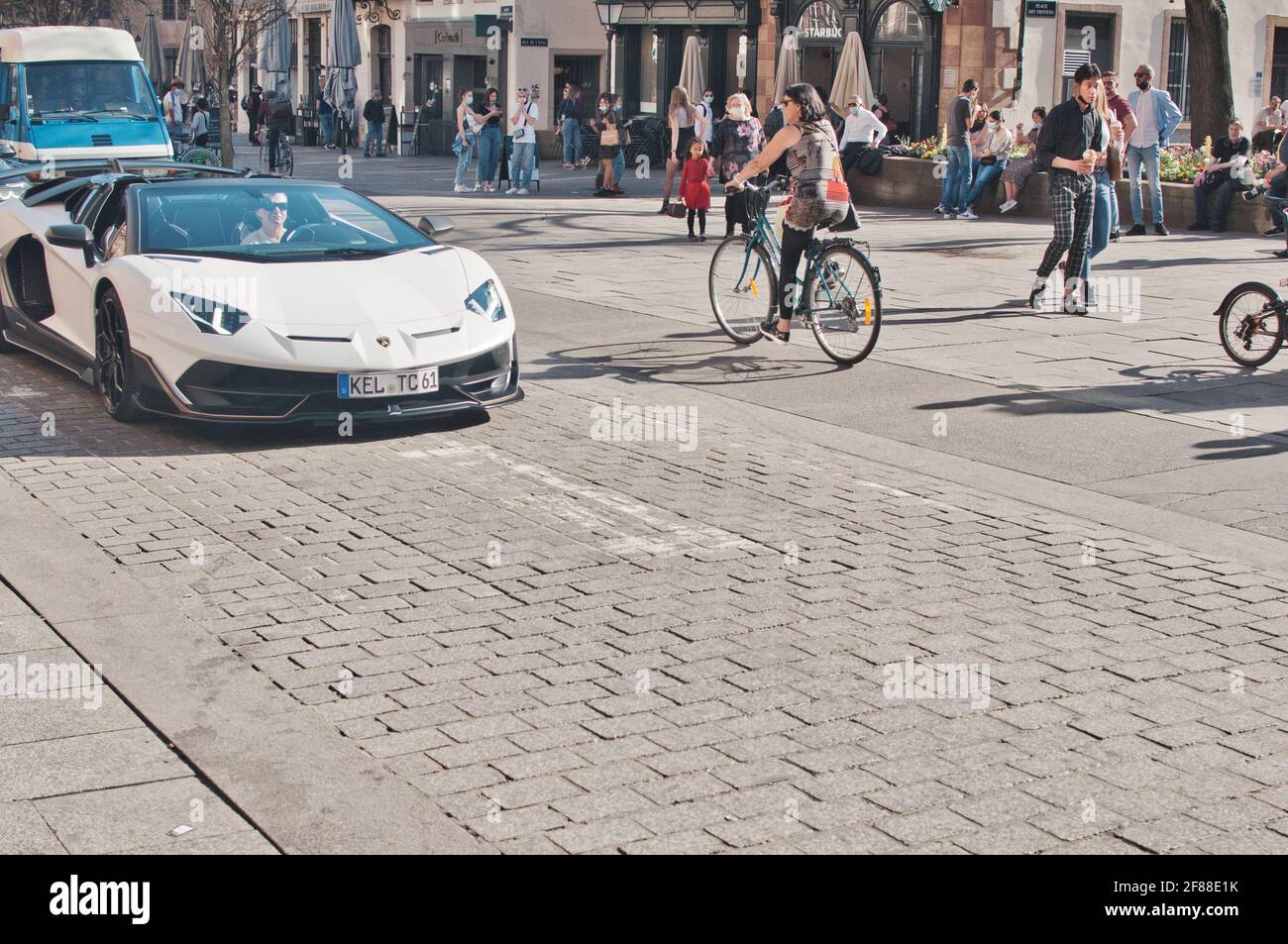 Architettura minimalistica-Fotografia di strada nella città di Strasburgo durante la primavera del 2021 Tempo Covid Foto Stock