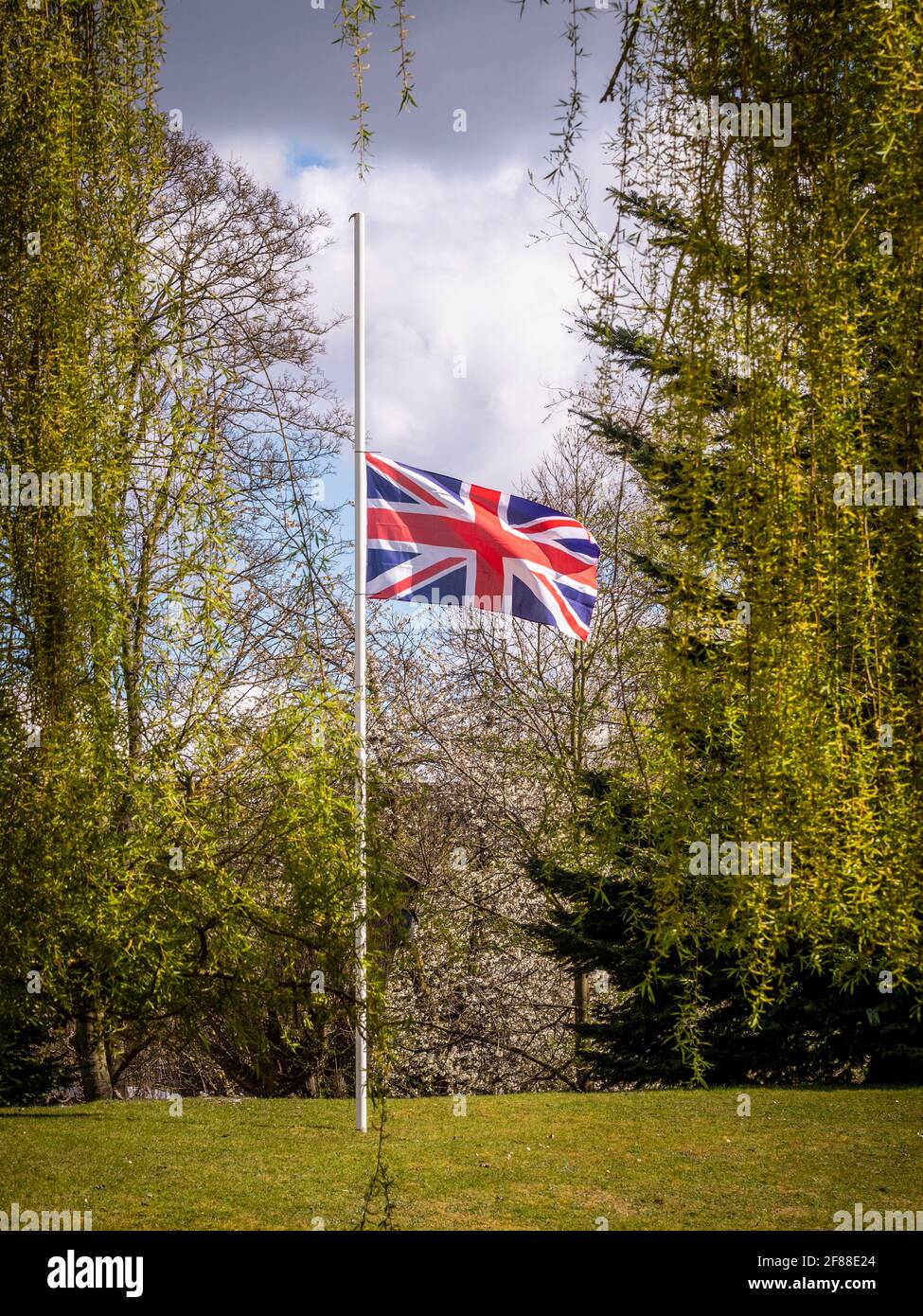 Bandiera Union Jack che vola a metà albero Foto Stock