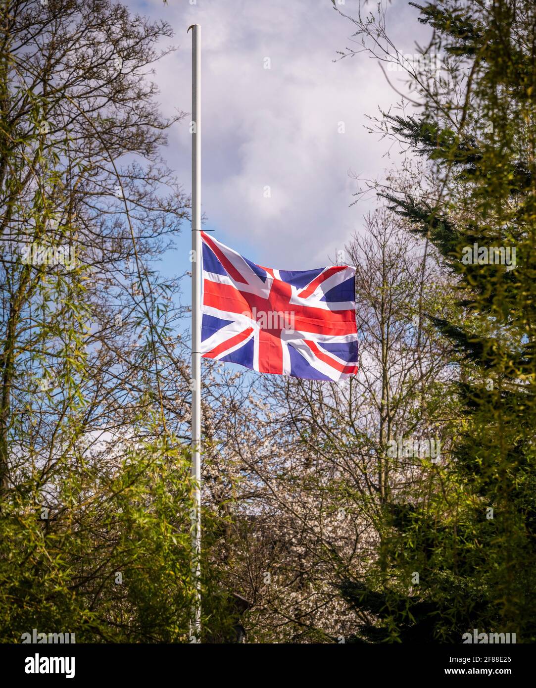 Bandiera Union Jack che vola a metà albero Foto Stock