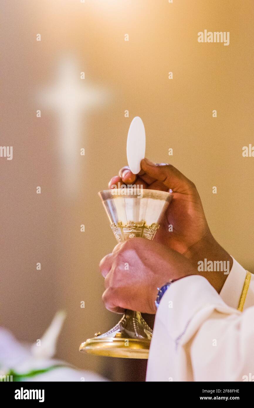 Il pane diventa il corpo di Cristo nelle mani del papa, santo padre, il vino diventa sangue Foto Stock