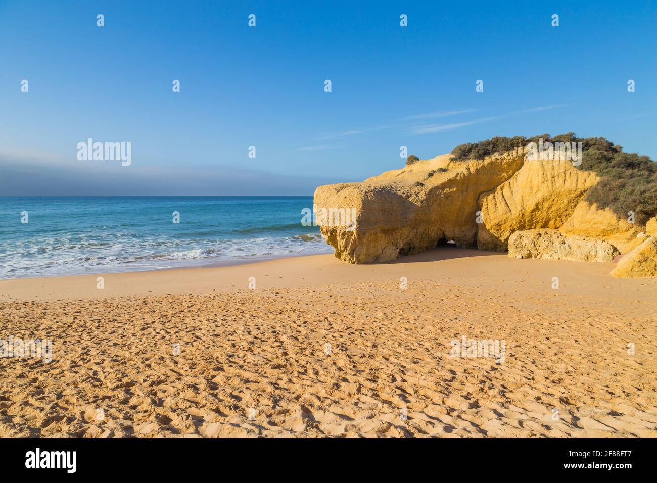 Bella spiaggia vuota vicino Portimao, Algarve, Portogallo Foto Stock