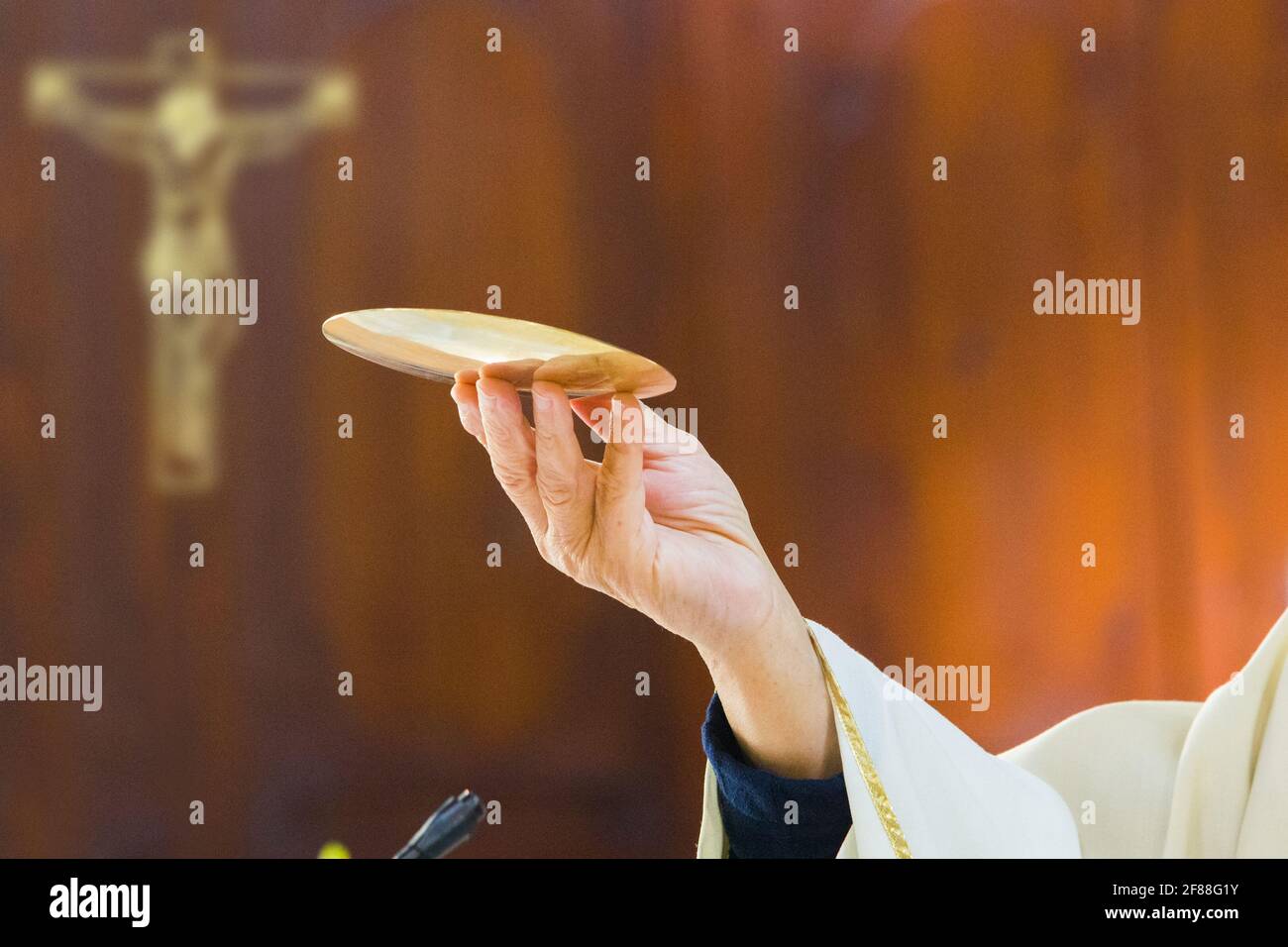 Il pane diventa Corpo di Cristo nelle mani del Papa, il Santo Padre Foto Stock