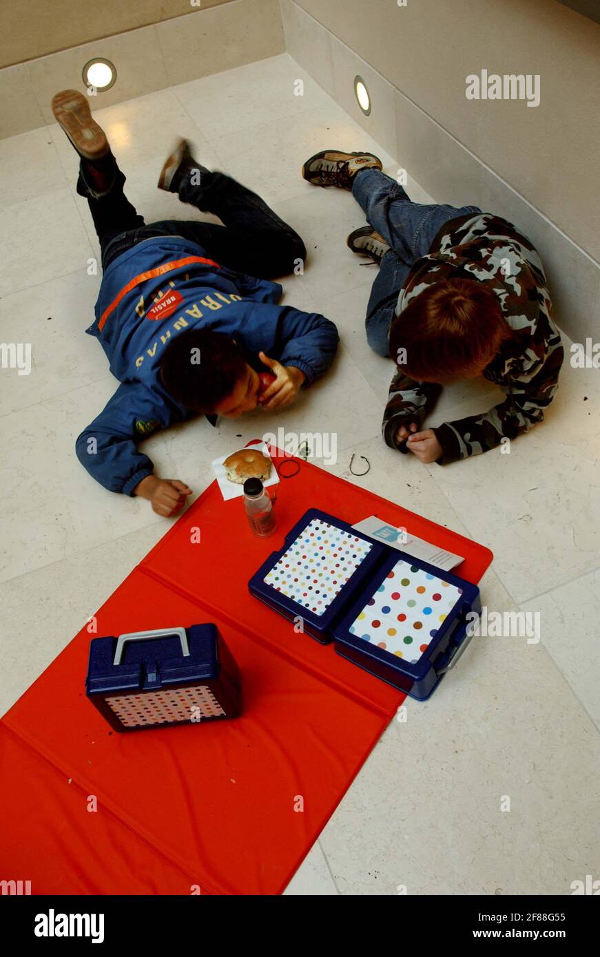 CENTINAIA DI BAMBINI HANNO RICEVUTO UN'ANTEPRIMA DEL CENTENARIO SVILUPPO PRESSO IL TATE BRITIAN DURANTE IL WHIIICH SONO STATI DATI WORKSHOP DI IMPORTANTI ARTISTI INC ANTONY GORMLEY, SAM TAYLOR WOOD, DAVID E. LESLIE MACH[, DAMIEN HURST PROGETTATO IL PRANZO SCATOLE.]OPERE D'ARTE ERANO IN ARGILLA, PALLONCINI E LIQUARCE ALLSORTS.25/10/01 PILSTON Foto Stock