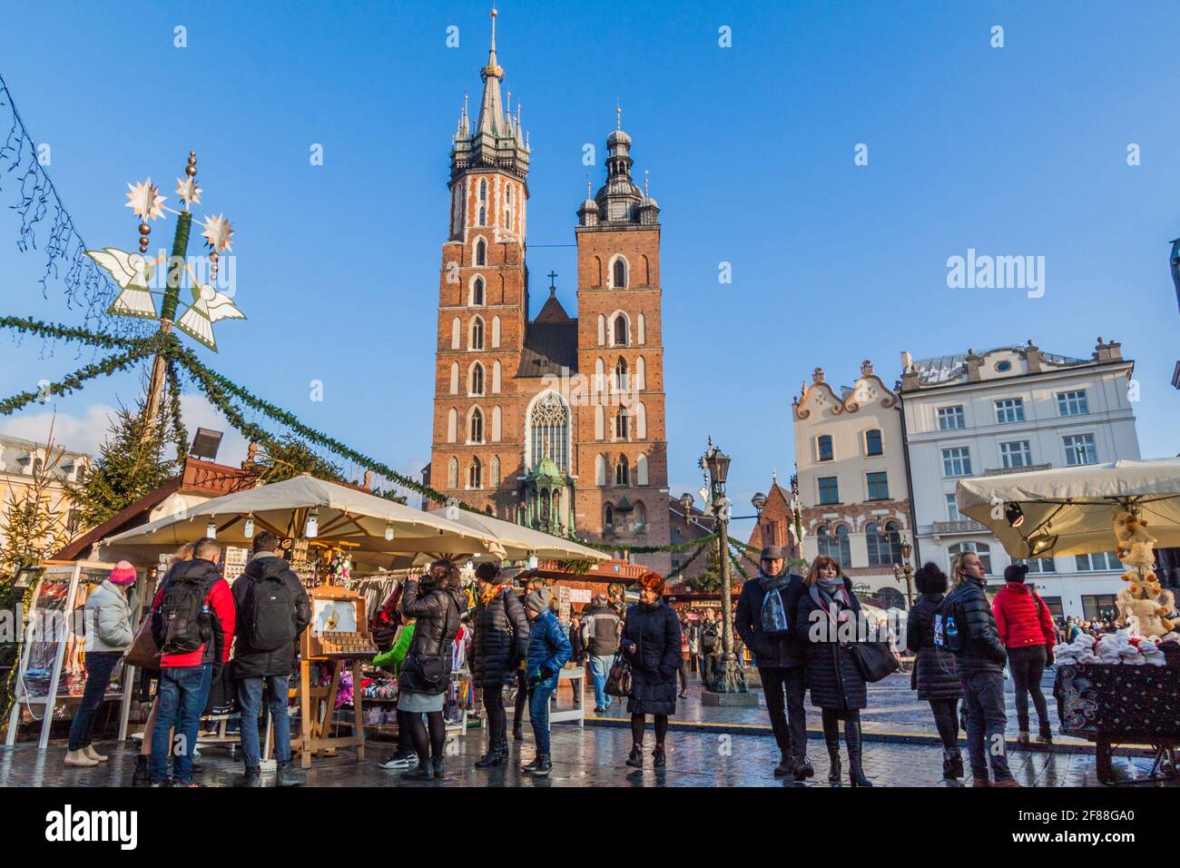 CRACOVIA, POLONIA - 2 DICEMBRE 2017: Bancarelle del mercatino di Natale nella piazza medievale Rynek Glowny con la Basilica di Santa Maria a Cracovia, Polonia Foto Stock