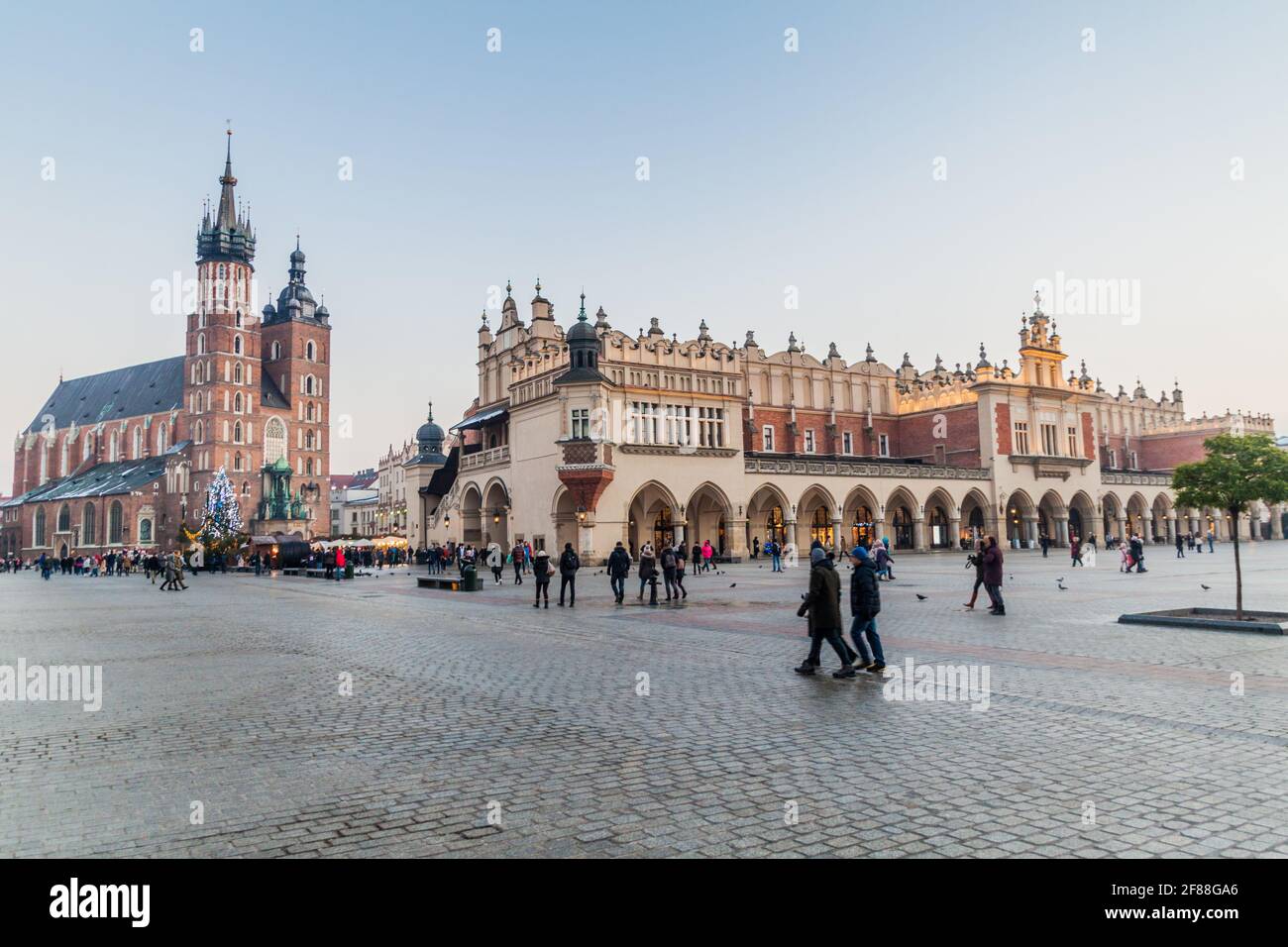 CRACOVIA, POLONIA - 2 DICEMBRE 2017: Piazza medievale Rynek Glowny, Basilica di Santa Maria e la Sala dei tessuti a Cracovia, Polonia Foto Stock
