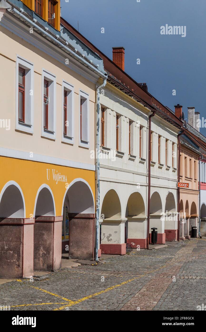 Case tradizionali con arcate in Piazza Venceslao di Vaclavske namesti nella città di Letohrad, Czechia Foto Stock