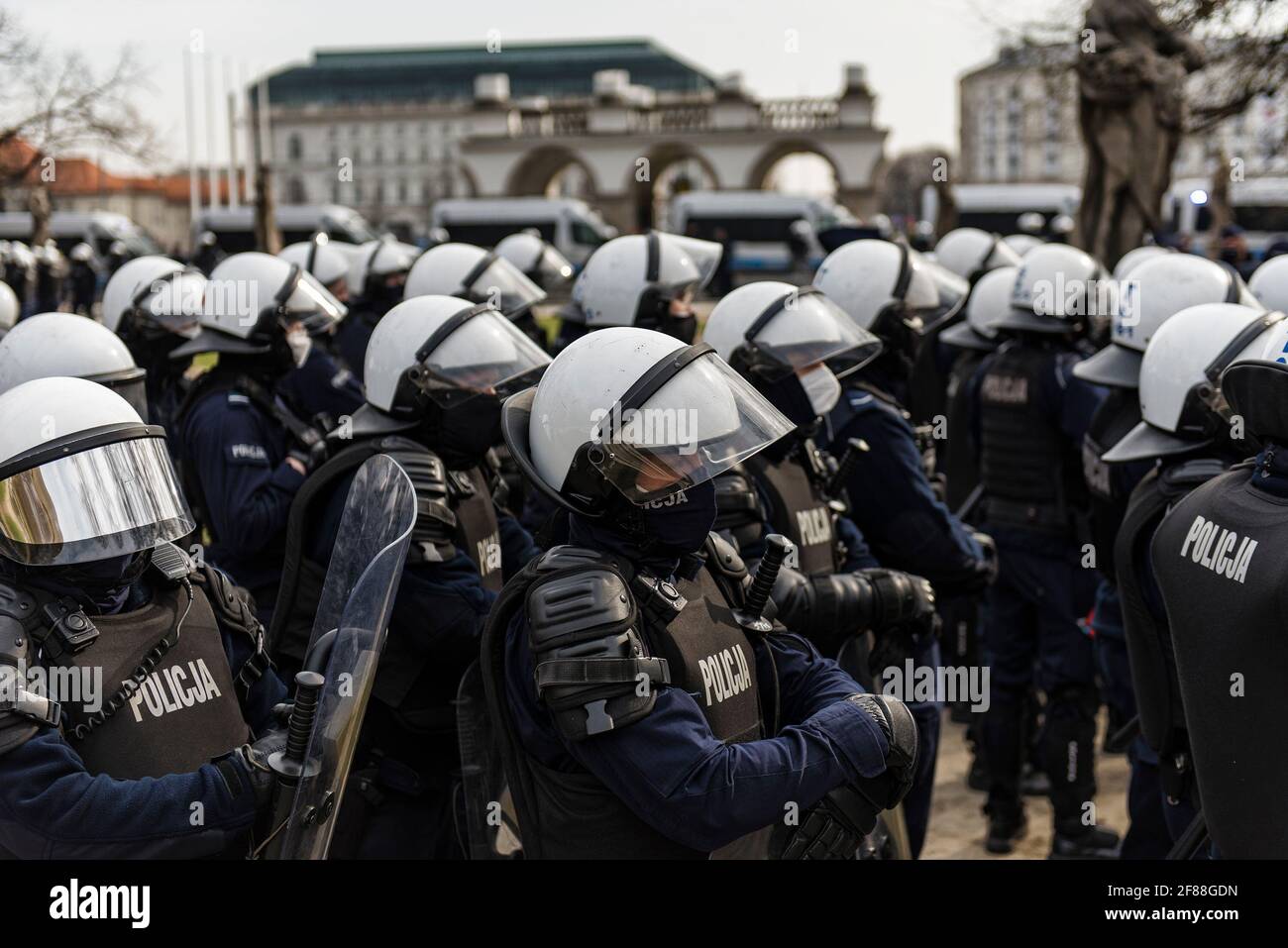 Varsavia, 10 aprile 2021: I poliziotti intervengono contro i manifestanti durante la protesta contro il governo mentre la Polonia commemora la vittima dell'incidente aereo di Smolensk Foto Stock