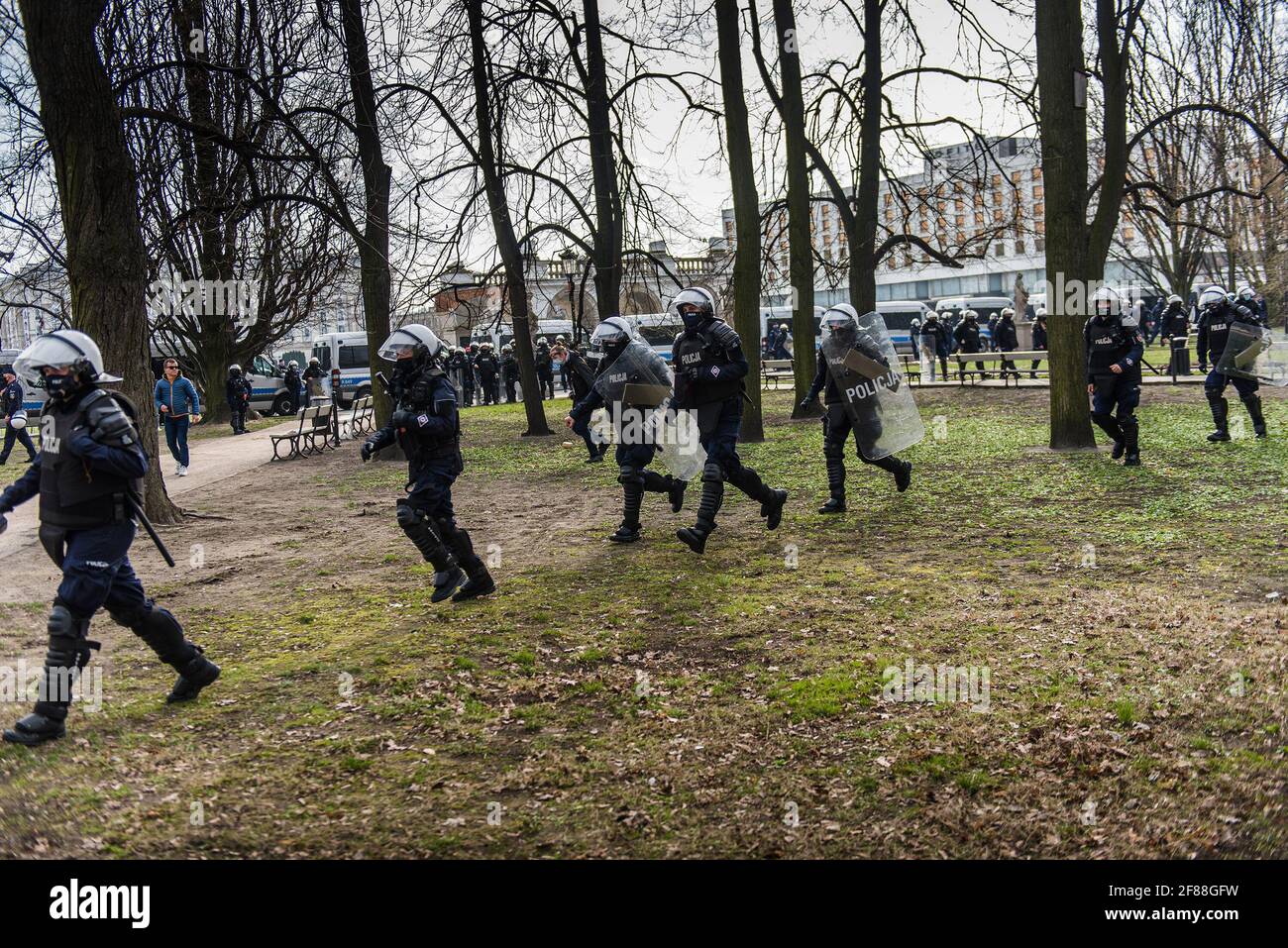 Varsavia, 10 aprile 2021: I poliziotti intervengono contro i manifestanti durante la protesta contro il governo mentre la Polonia commemora la vittima dell'incidente aereo di Smolensk Foto Stock