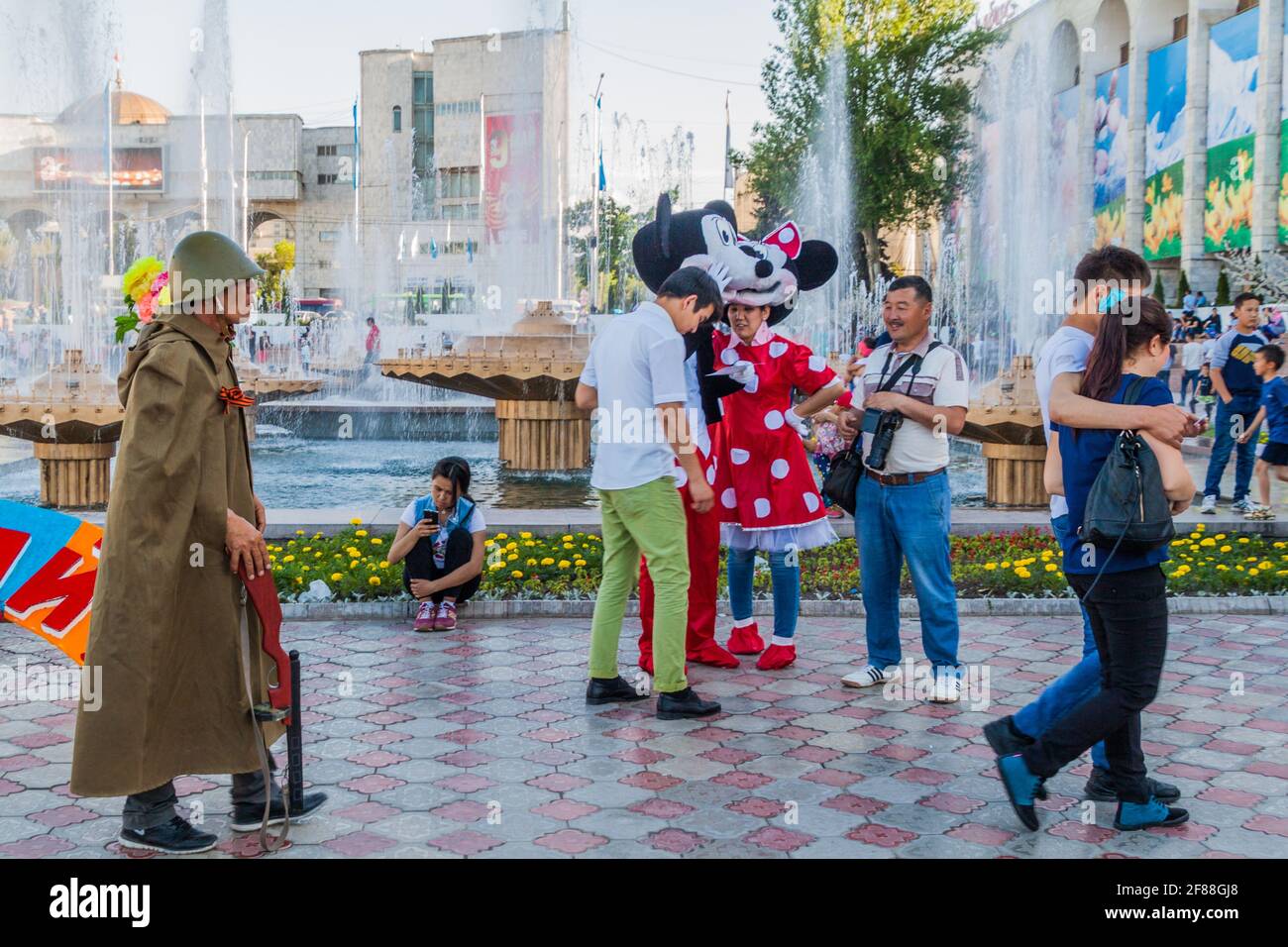 BISHKEK, KIRGHIZISTAN - 9 MAGGIO 2017: Soldato alla festa della Vittoria 9 maggio festeggiamenti in piazza Ala Too a Bishkek, capitale del Kirghizistan. Foto Stock