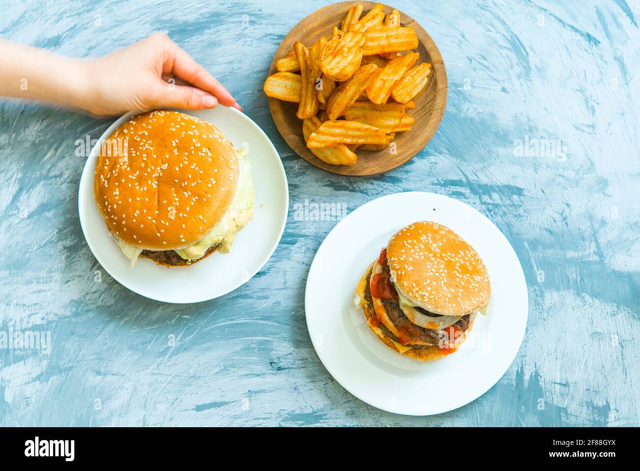 Deliziosi hamburger sulla griglia consegna CIBO Foto Stock