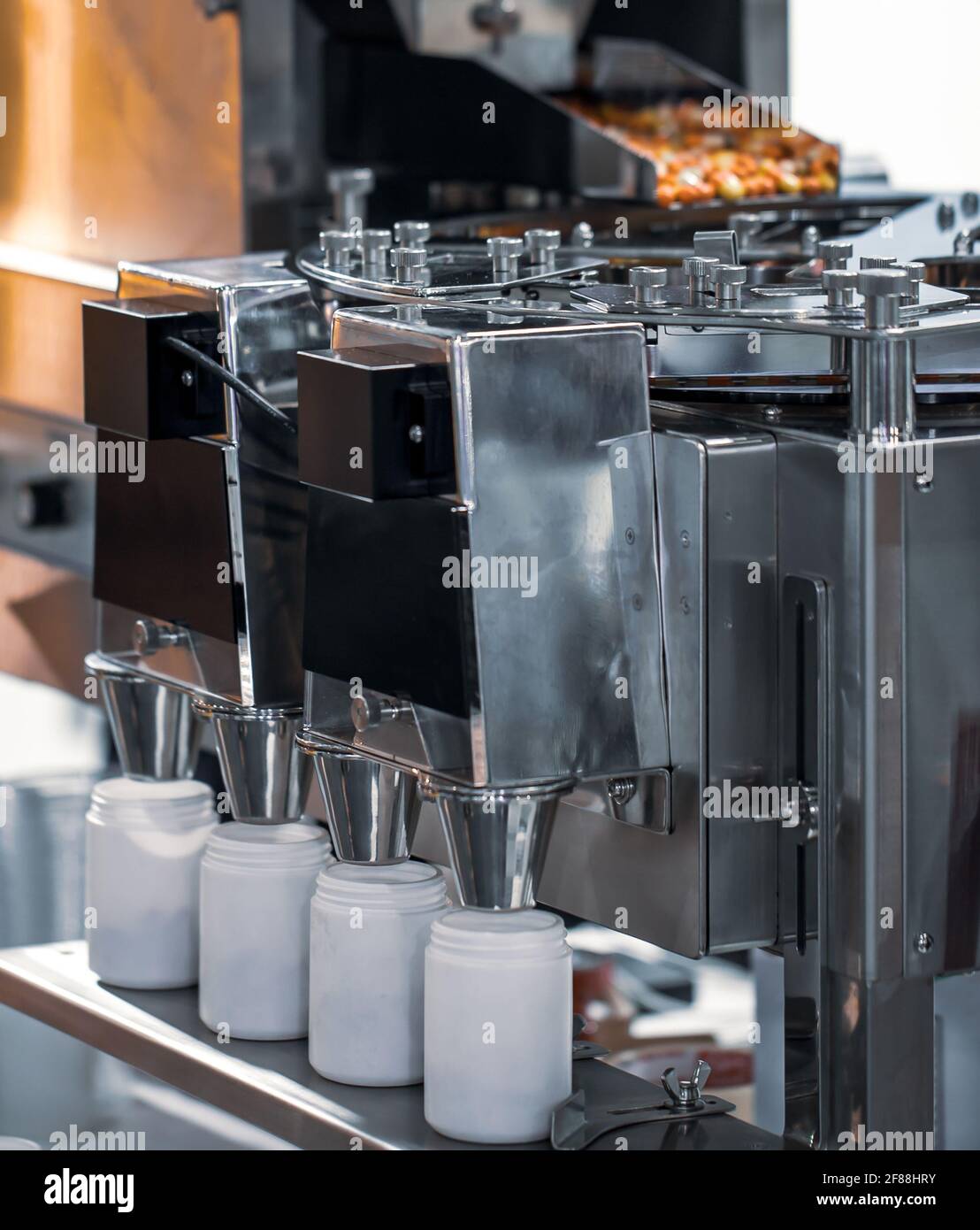 Macchina per il conteggio e il riempimento dei farmaci in capsula. Industria farmaceutica Foto Stock