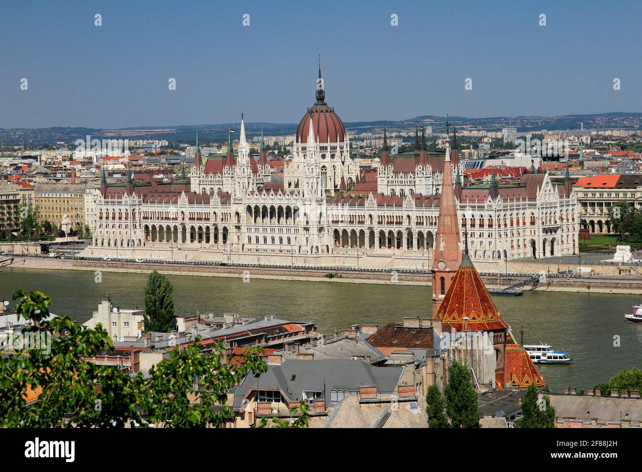 Budapest Parliment Building e la città sul Danubio, Ungheria Foto Stock
