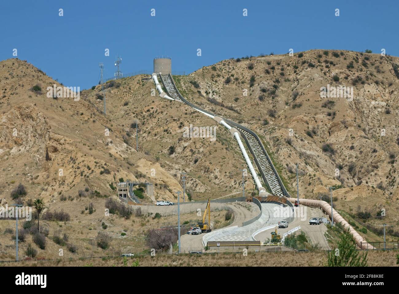 Il secondo sistema idrico acquedotto di Los Angeles, situato a nord della città di Sylmar, viene mostrato durante il giorno. Foto Stock