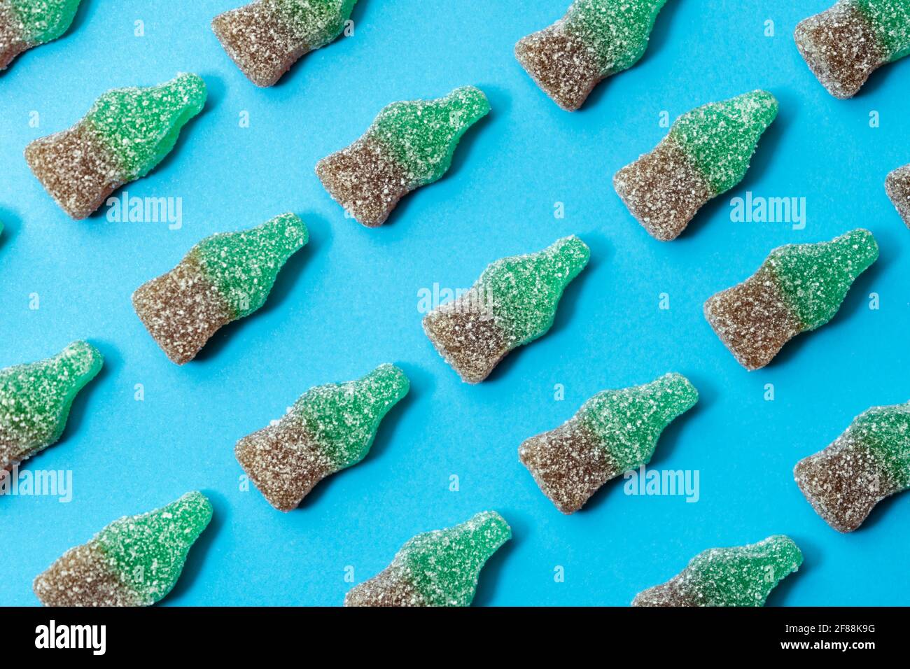 Dolci pattern.Cola candy jelly sfondo isolato su sfondo blu.Vista dall'alto. Foto Stock