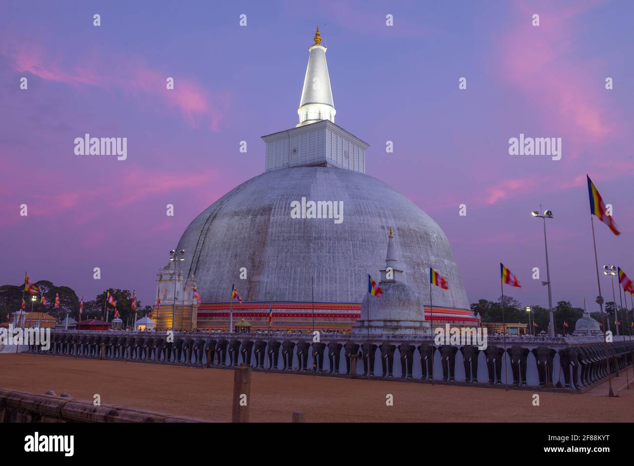 Antica Dagoba di Ruwanwelisaya Stupa al crepuscolo viola. Anuradhapura, Sri Lanka Foto Stock