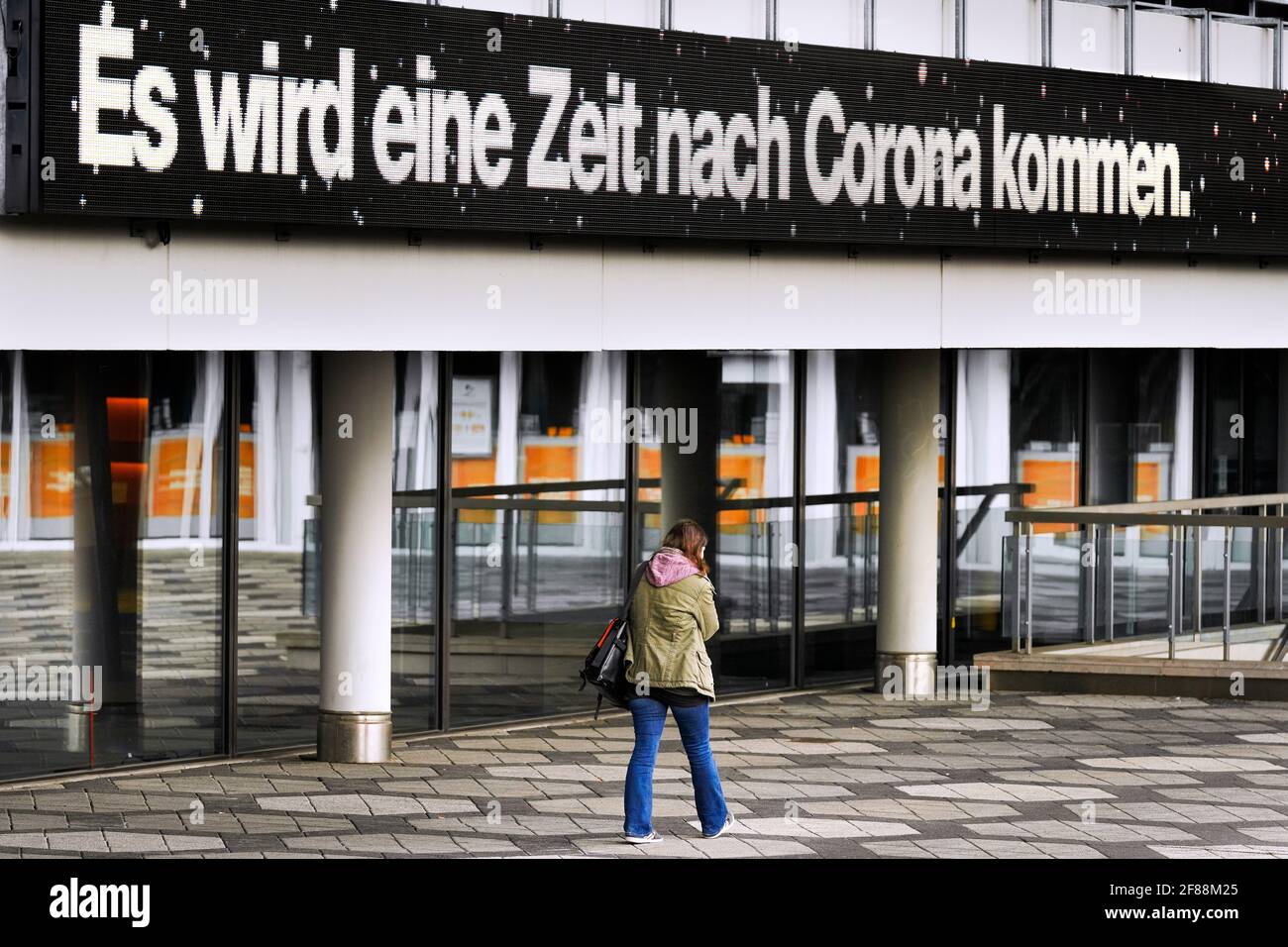 Dortmund, Germania, 12 aprile 2021: Iscrizione al neon al Teatro Dortmund, che è chiuso a causa della crisi della corona, dice CHE CI SARÀ UN TEMPO DOPO CORONA. --- Dortmund, 12.04.2021: Leuchtschrift am Wegen der Coronakrise geschlossenen Theatre Dortmund tröstet auf eine Zeit nach Corona. Damit schließt es sich dem Aktionsbündnis an, das auf die not der Spielstäten hinweist. Foto Stock