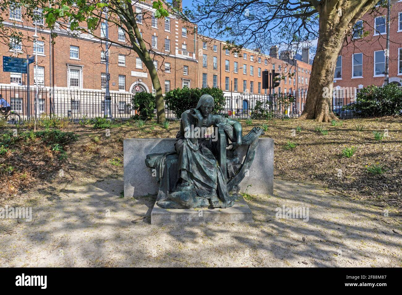 Eire, una statua raffigurante Eire di Jerome o’Connor a Merrion Square Park, Dublino. Presentato dalla famiglia Downes di Butterkrust Bakery. Foto Stock