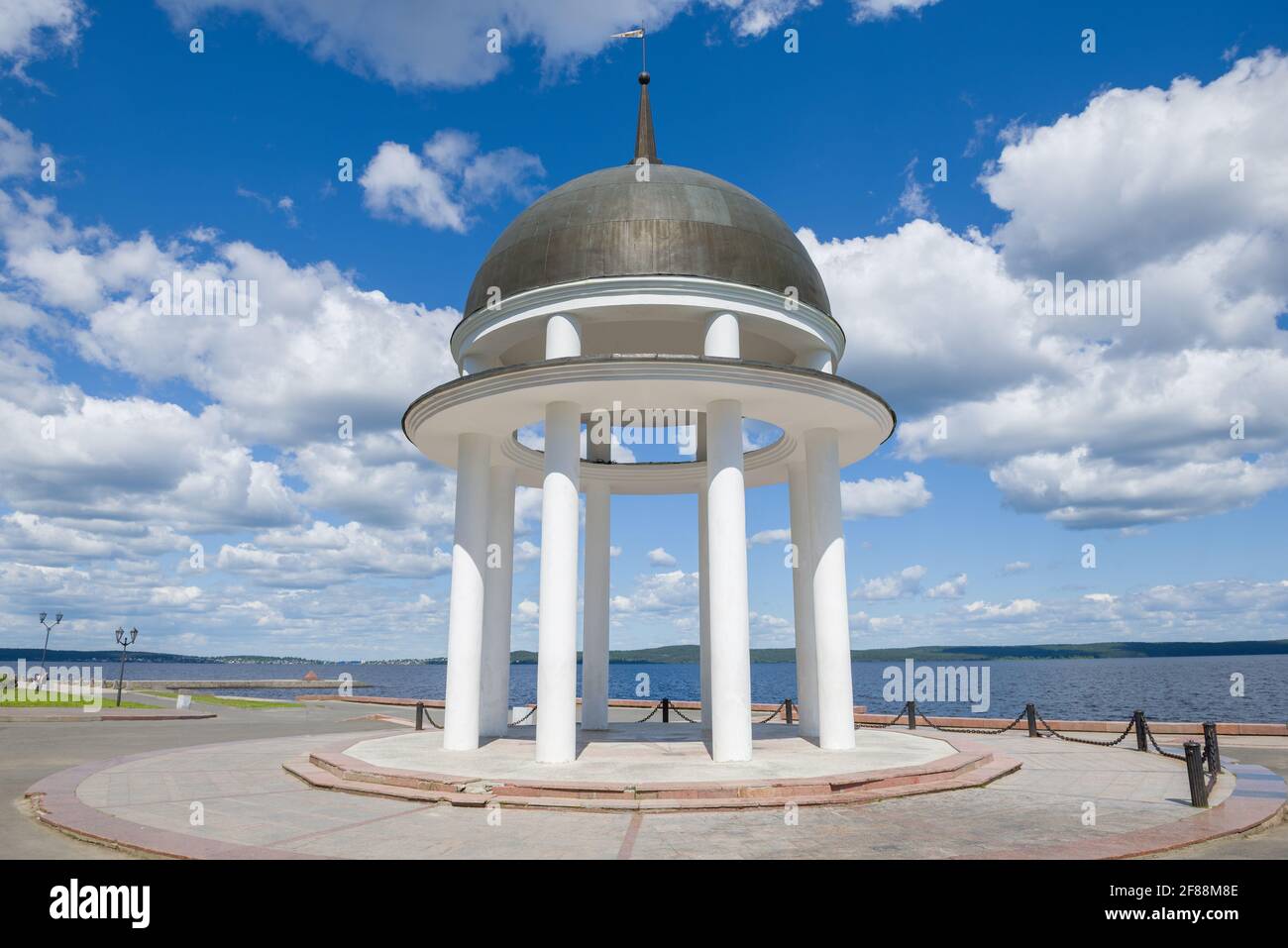 Gazebo-rotunda sul lungofiume del lago di Onega da vicino in un pomeriggio di giugno soleggiato. Petrozavodsk, Carelia Foto Stock