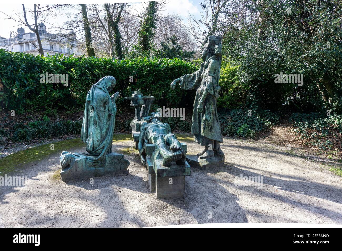 Le vittime. Una scultura che rappresenta le vittime della guerra di Andrew o’Connor a Merion Square Park, Dublino. La vittima è lutto dalla moglie e dalla madre. Foto Stock