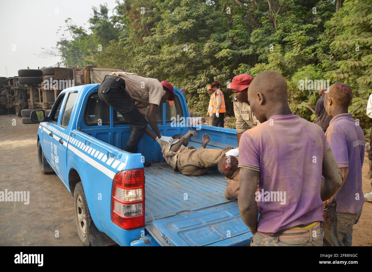 Vittime di incidenti stradali che vengono portati all'ospedale, Stato di Oyo, Nigeria. Foto Stock