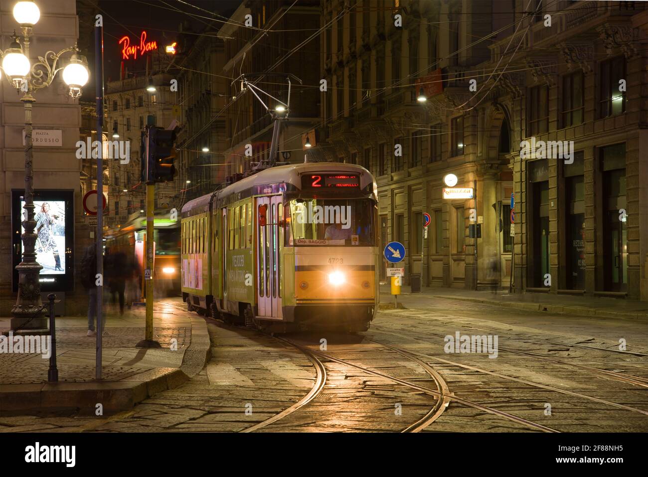 MILANO, ITALIA - 28 SETTEMBRE 2017: Tram sulla strada notturna Foto Stock