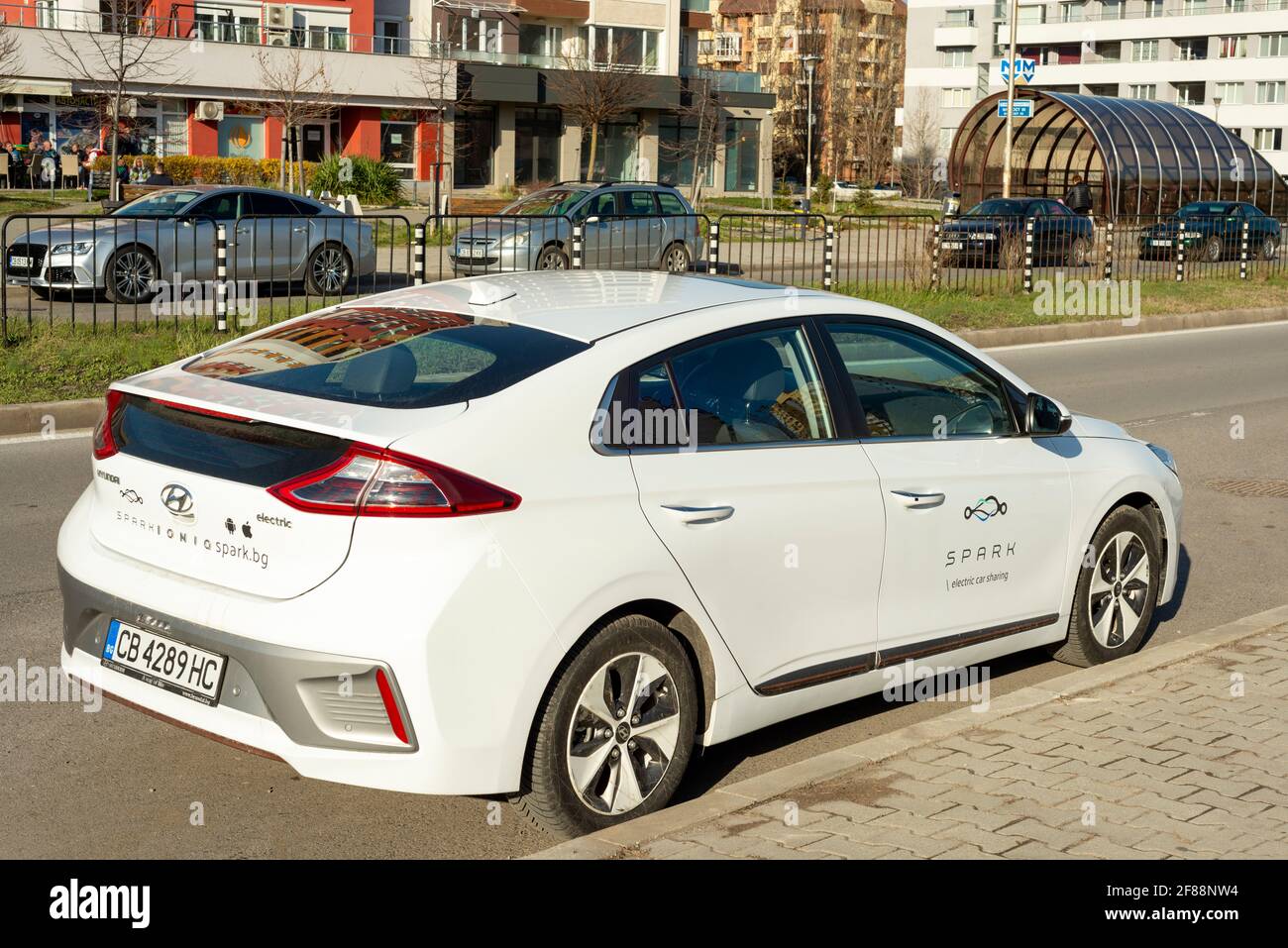 White Hyundai Ioniq 30 per lo schema di condivisione di auto elettriche parcheggiate nella zona residenziale di Sofia, Bulgaria, Europa orientale, UE Foto Stock