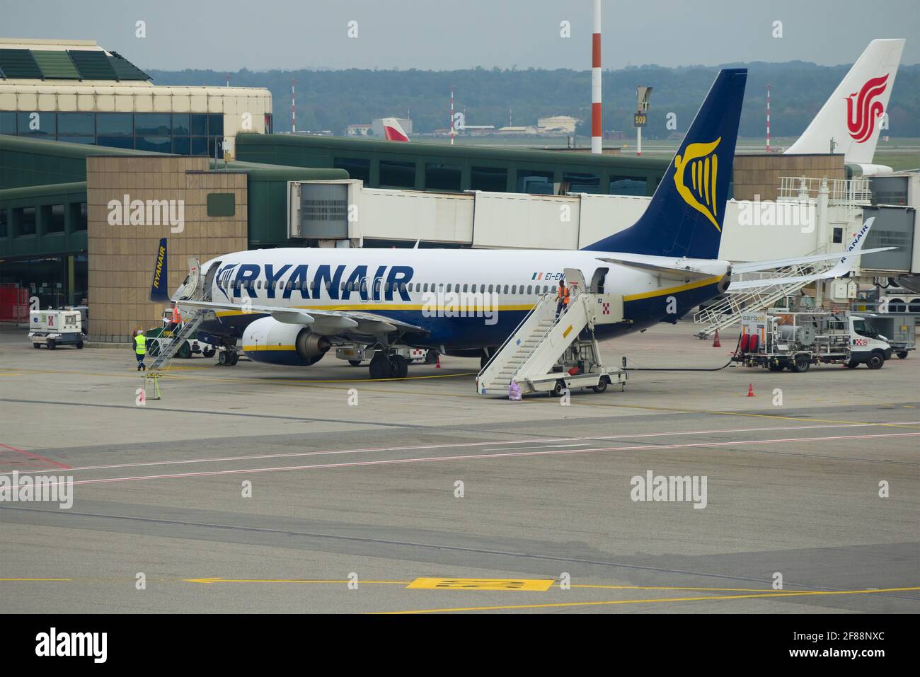 MILANO, ITALIA - 29 SETTEMBRE 2017: Servizio della Boeing 737-8AS (EI-EMF) della compagnia aerea Ryanair all'aeroporto di Malpensa Foto Stock