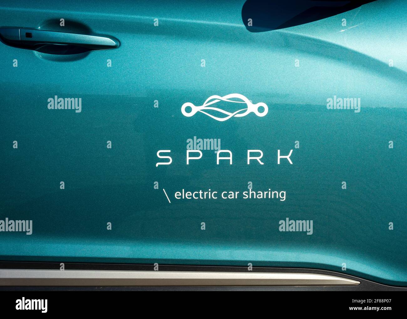 Il logo di spark Electric Car Sharing e la firma sulla porta dell'auto colorata come il più popolare schema di condivisione auto a Sofia, Bulgaria, Europa dell'Est, UE Foto Stock