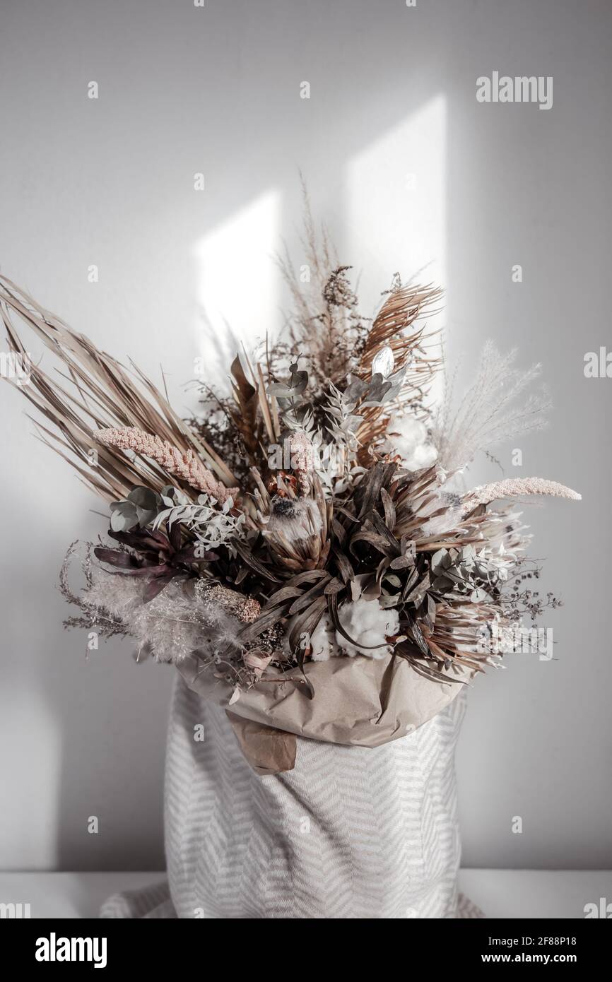 Composizione alla moda di fiori secchi, arredamento per la casa, un dono  duraturo di fiori ed erbe Foto stock - Alamy