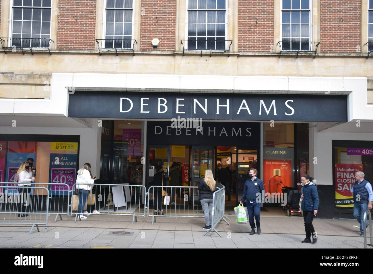 Poiché l'Inghilterra si allenta dal blocco di Coronavirus n. 3, i negozi non essenziali riaprono il 12 aprile 2021. Debenhams riapre per la chiusura della vendita, Norwich U. Foto Stock