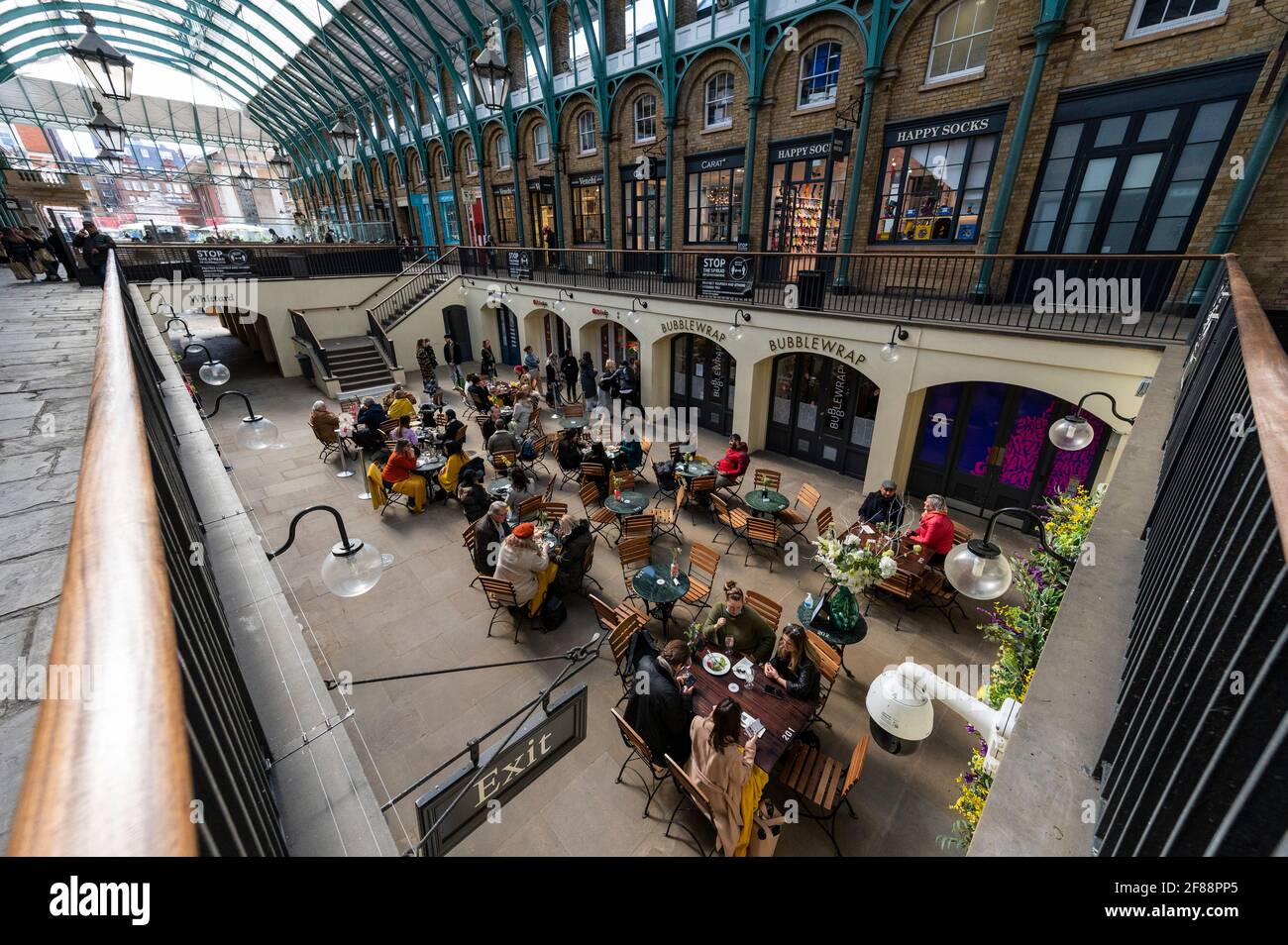 Londra, Regno Unito. 12 aprile 2021. Persone in un ristorante all'aperto a Covent Garden dopo la roadmap del governo britannico del coronavirus fuori dai blocchi, che ha permesso ai negozi non essenziali di riaprire oggi. Credit: Stephen Chung / Alamy Live News Foto Stock