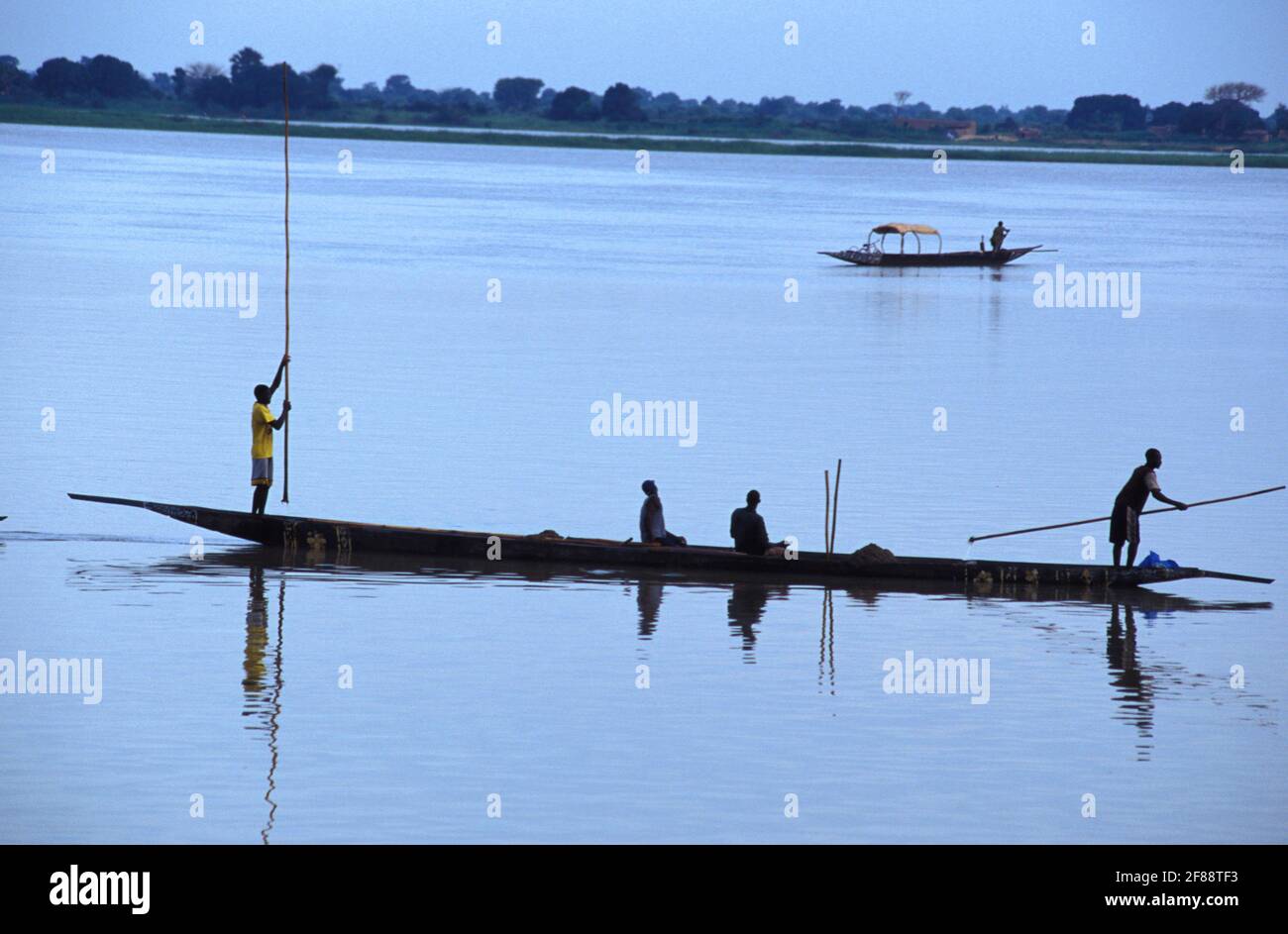 Trasporto di passeggeri in una piroga del fiume Bani, Mali Foto Stock