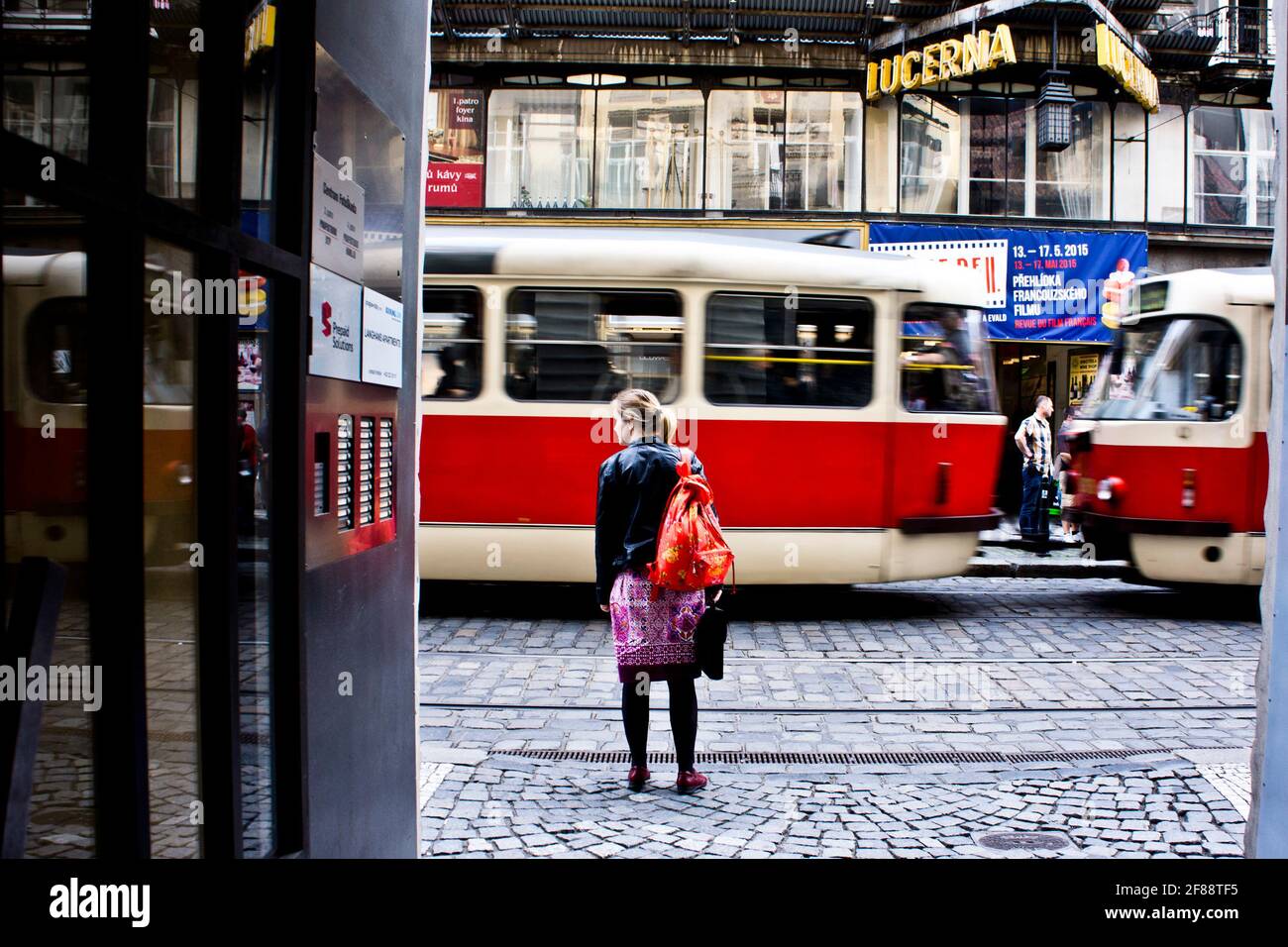 Giovane donna in attesa di attraversare via Vodickova a Praga Foto Stock