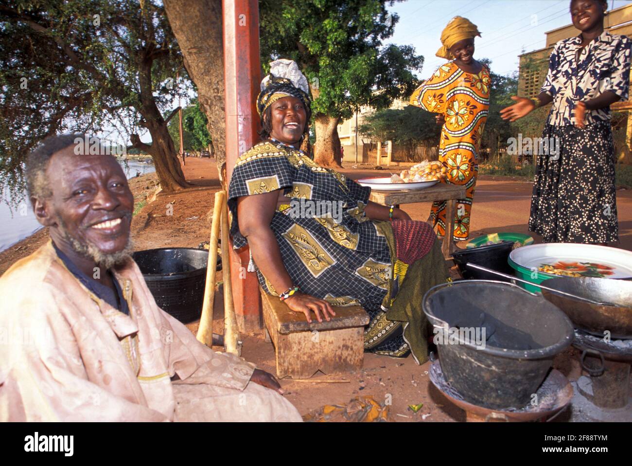 Vendita di cibo di strada, Mopti, regione interna del Delta del Niger, Mali Foto Stock
