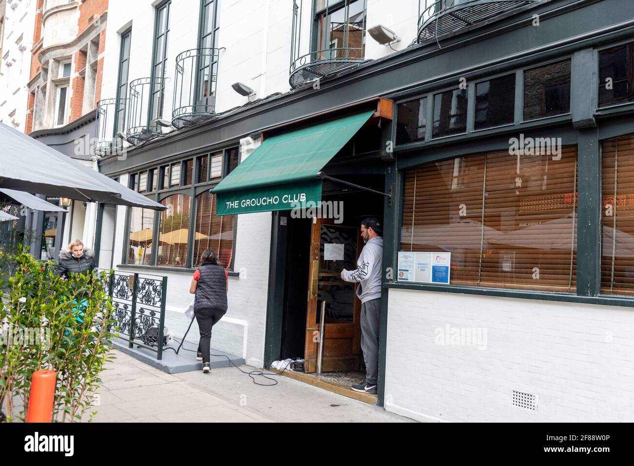 Londra, Regno Unito. 12 Aprile 2021. Il personale del Groucho Club di Soho, nel centro di Londra, si prepara ad accogliere i clienti in quanto il quarto Lockdown nel Regno Unito è stato alleggerito, il che significa che i clienti possono ordinare bevande e cibo da consumare all'esterno. (Foto di Dave Rushen/SOPA Images/Sipa USA) Credit: Sipa USA/Alamy Live News Foto Stock