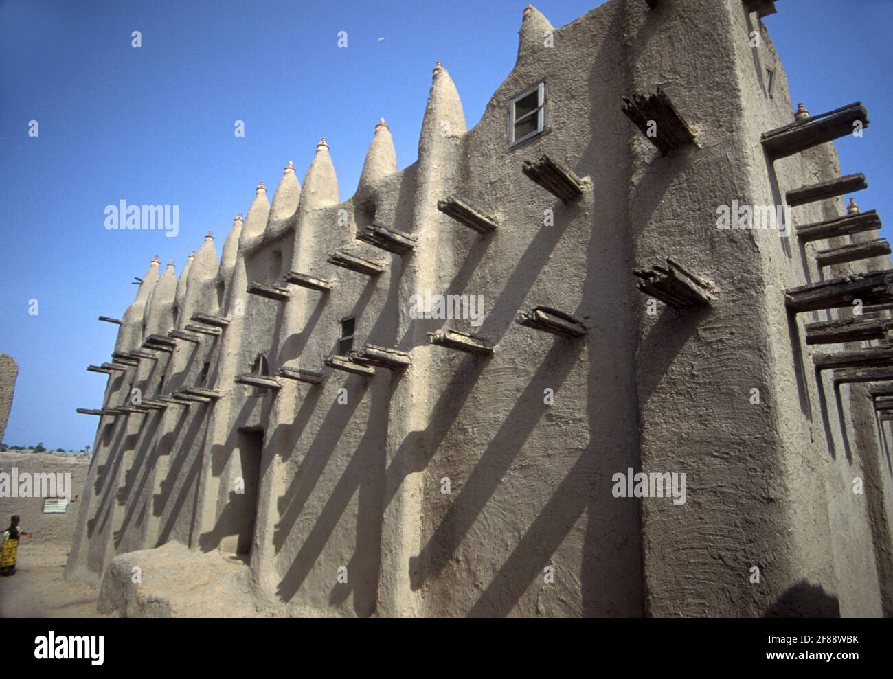 Moschea in un villaggio lungo il fiume Niger, Mopti, regione interna del Delta del Niger, Mali Foto Stock