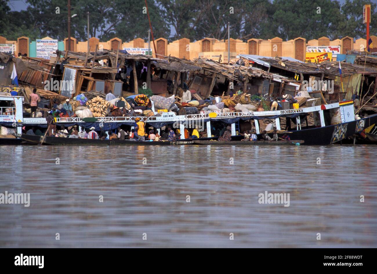 Barca caricata con passeggeri, Mopti, regione interna del Delta del Niger, Mali Foto Stock