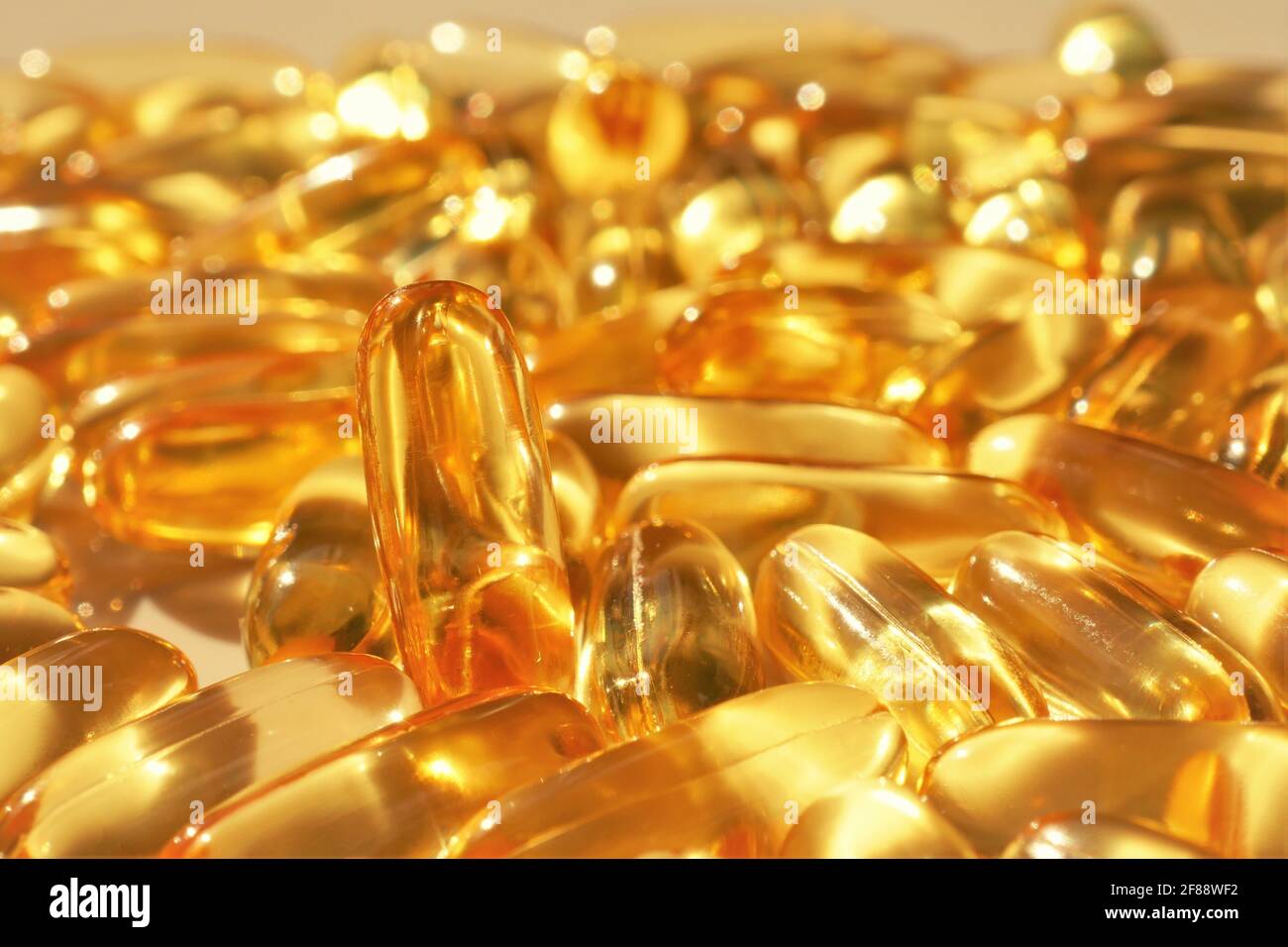 Olio di pesce . Olio di pesce gelatina Capsule close-up.omega acidi  grassi.integratori naturali e vitamine.alimentazione sana e integratori  alimentari Foto stock - Alamy