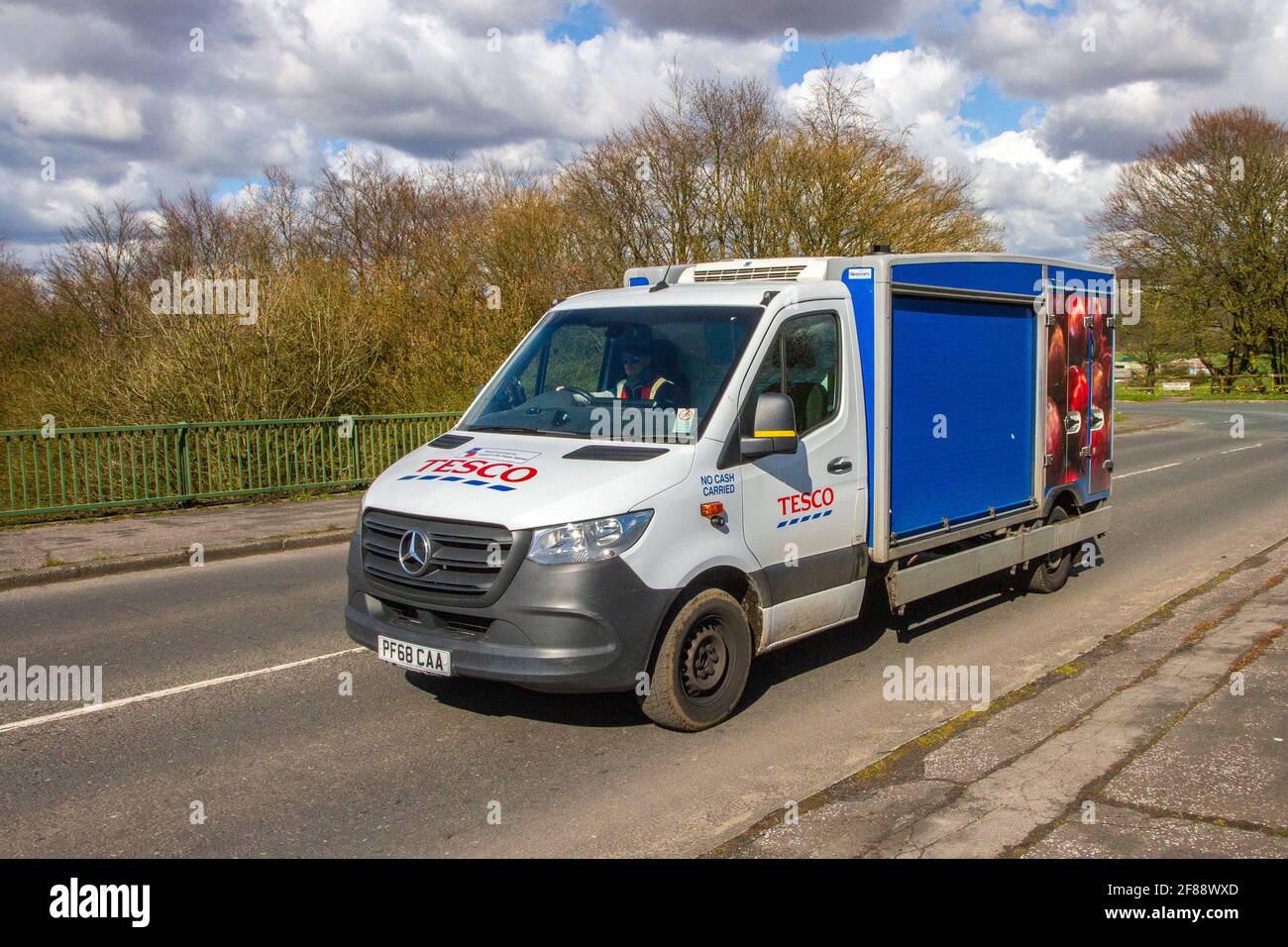 Tesco online veicolo di consegna, 'appena cliccato' supermercato furgone on-line alimentare e alimentari camion a Manchester, Regno Unito Foto Stock