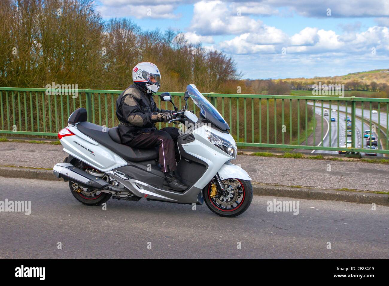 2016 SYM Maxsym 600i Maxi Scooter; motociclista; trasporto a due ruote, motociclette, veicolo taiwanese su strade britanniche, motociclette, motociclisti che guidano a Manchester, Regno Unito Foto Stock