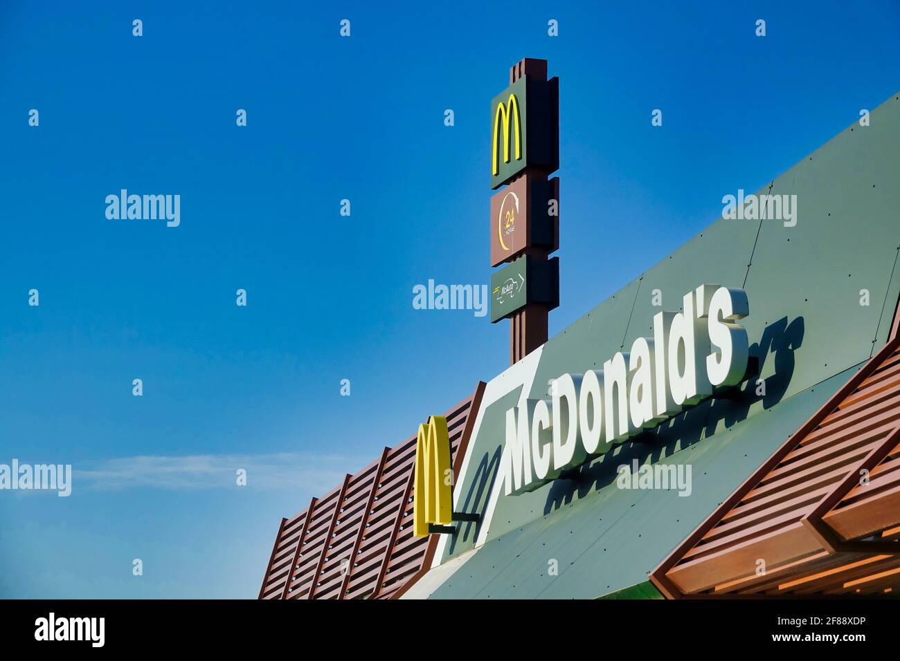 Vista esterna di un ristorante di una famosa veloce americana Azienda alimentare a Granada (Spagna) in una soleggiata mattina di primavera Foto Stock