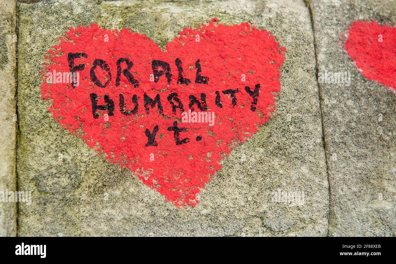Il National Covid Memorial Wall su Southbank, coperto in migliaia di cuori disegnati a mano, in memoria di tutte le vite perse a causa della pandemia COVID-19. Foto Stock
